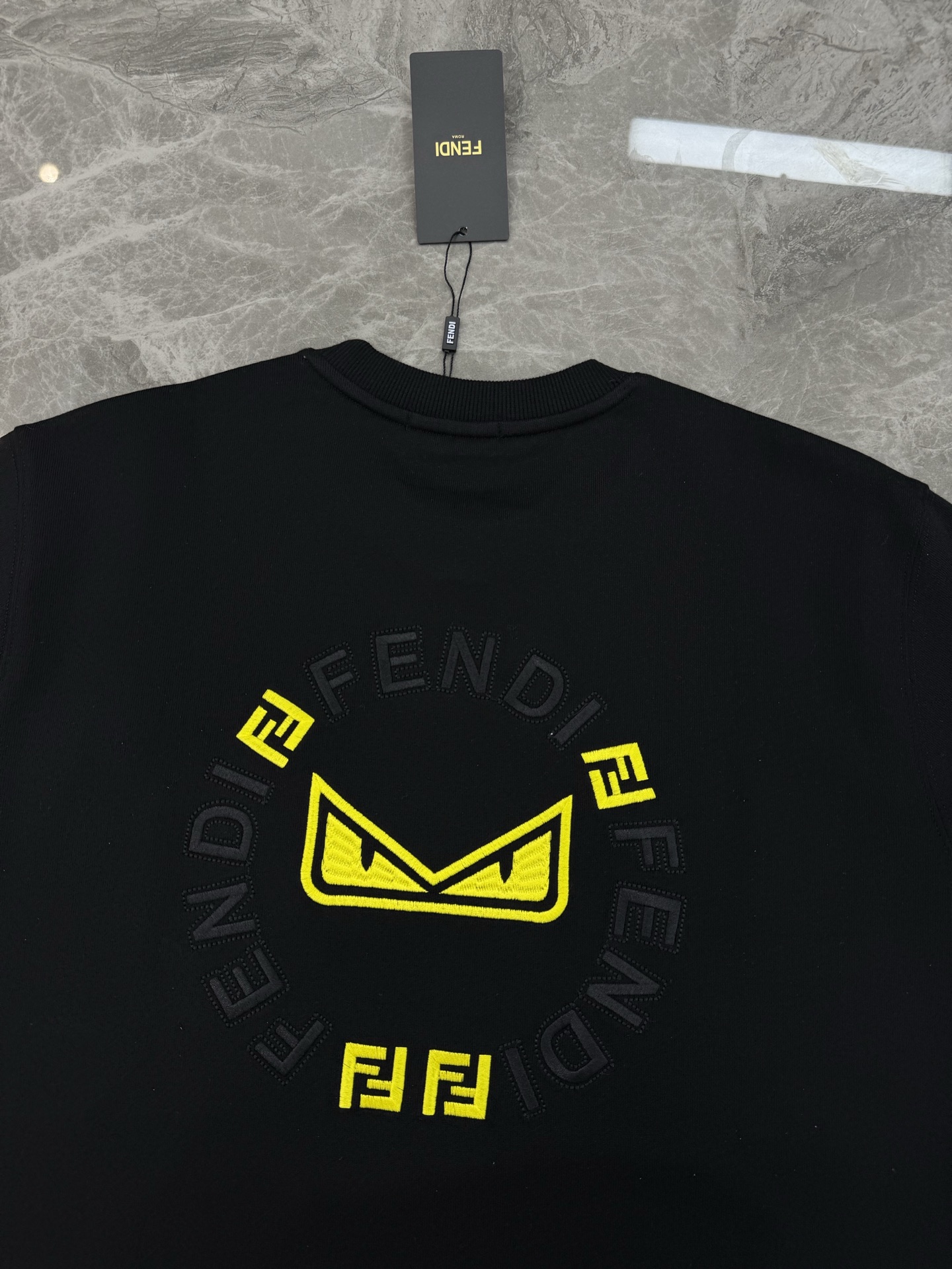 Fendi芬迪25s新款圆领卫衣，胸前黄色Monster Logo超吸睛，后背搭配“FENDI”字样和F