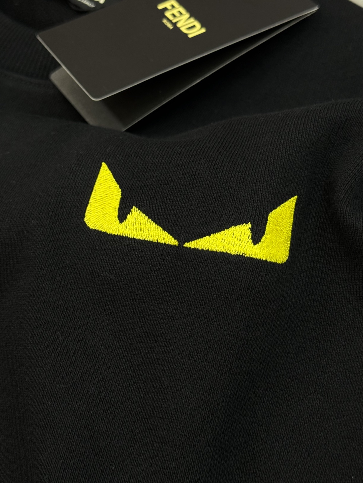 Fendi芬迪25s新款圆领卫衣，胸前黄色Monster Logo超吸睛，后背搭配“FENDI”字样和F