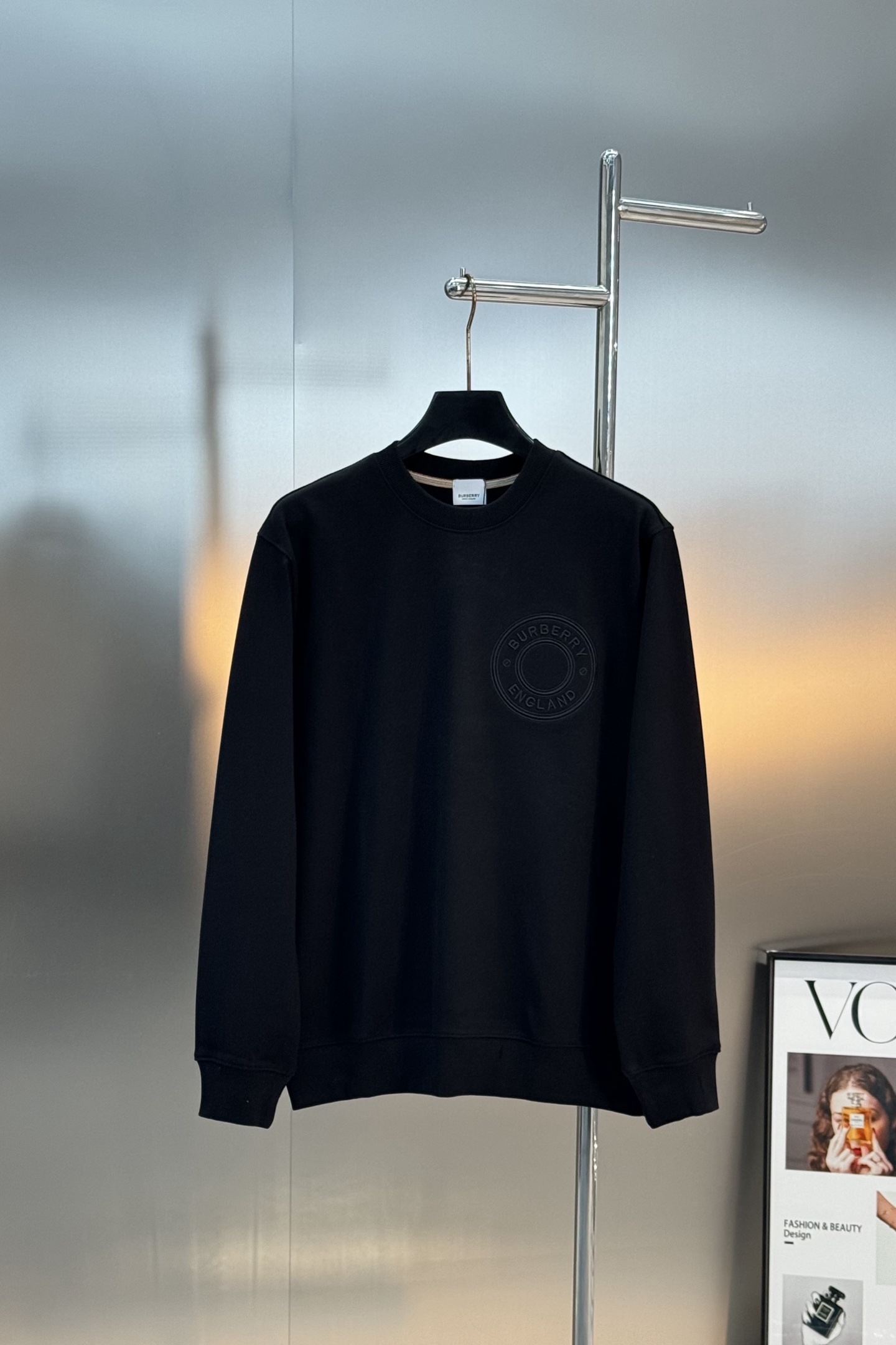 Burberry巴宝莉25s新款圆领卫衣，胸前后背有经典刺绣徽标，品牌感满满!高品质360g棉料，柔软亲