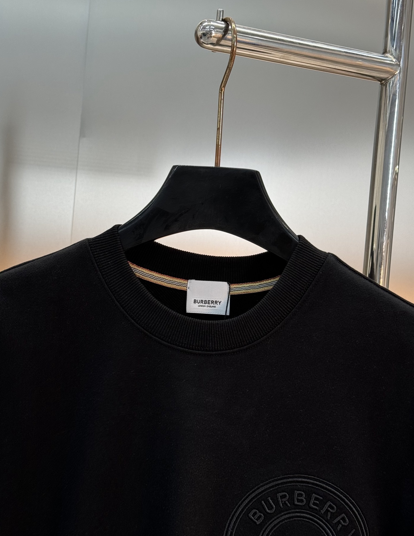 Burberry巴宝莉25s新款圆领卫衣，胸前后背有经典刺绣徽标，品牌感满满!高品质360g棉料，柔软亲