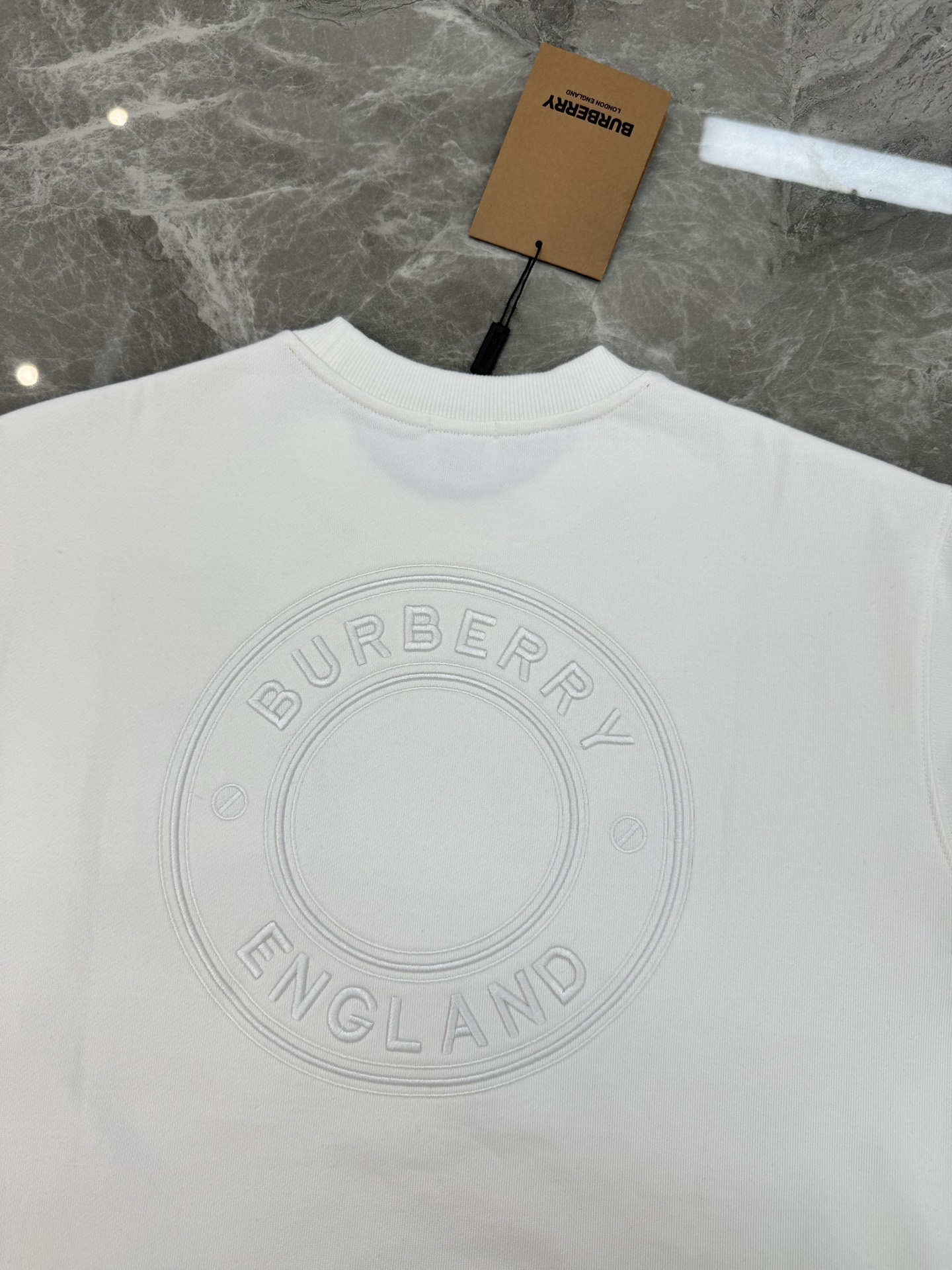 Burberry巴宝莉25s新款圆领卫衣，胸前后背有经典刺绣徽标，品牌感满满!高品质360g棉料，柔软亲