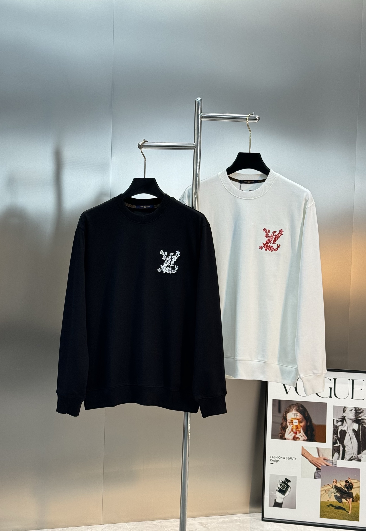 驴牌*Monogram花卉刺绣圆领卫衣.基础款净版设计.胸前Monogram花卉刺绣超有辨识度，细节满分