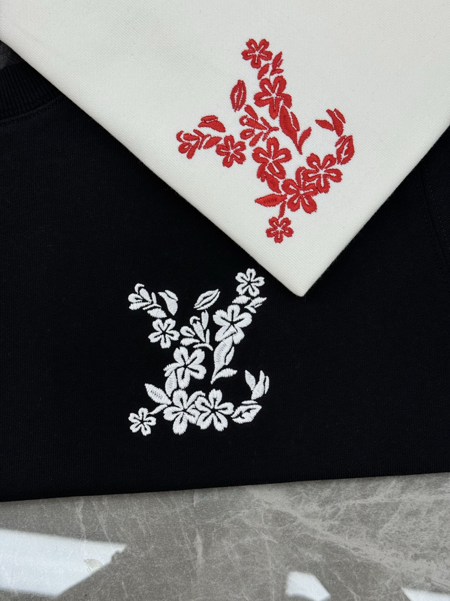 驴牌*Monogram花卉刺绣圆领卫衣.基础款净版设计.胸前Monogram花卉刺绣超有辨识度，细节满分