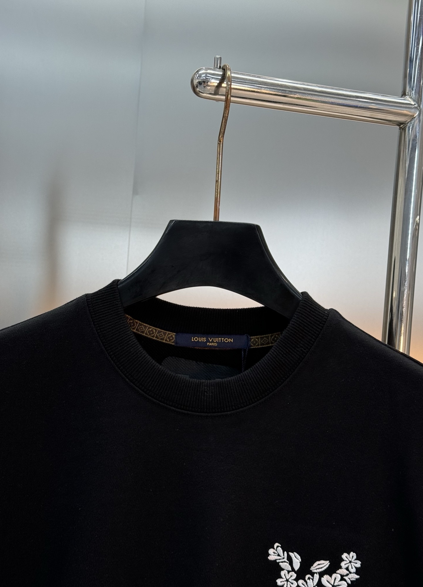 驴牌*Monogram花卉刺绣圆领卫衣.基础款净版设计.胸前Monogram花卉刺绣超有辨识度，细节满分