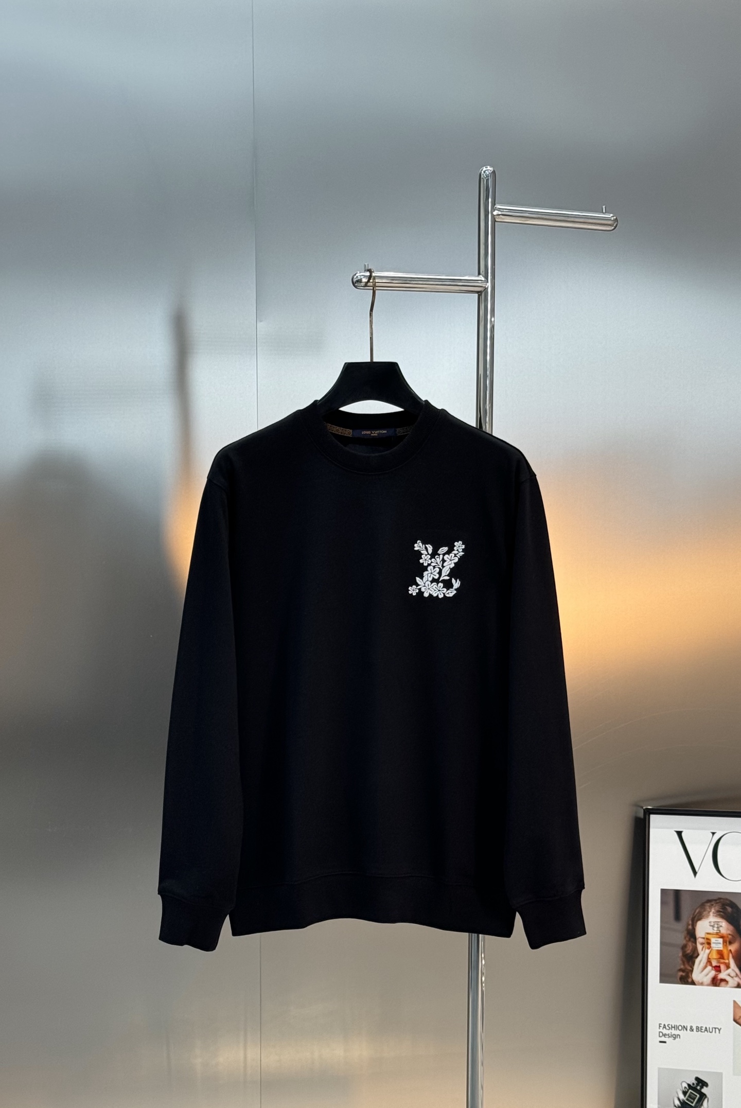 驴牌*Monogram花卉刺绣圆领卫衣.基础款净版设计.胸前Monogram花卉刺绣超有辨识度，细节满分