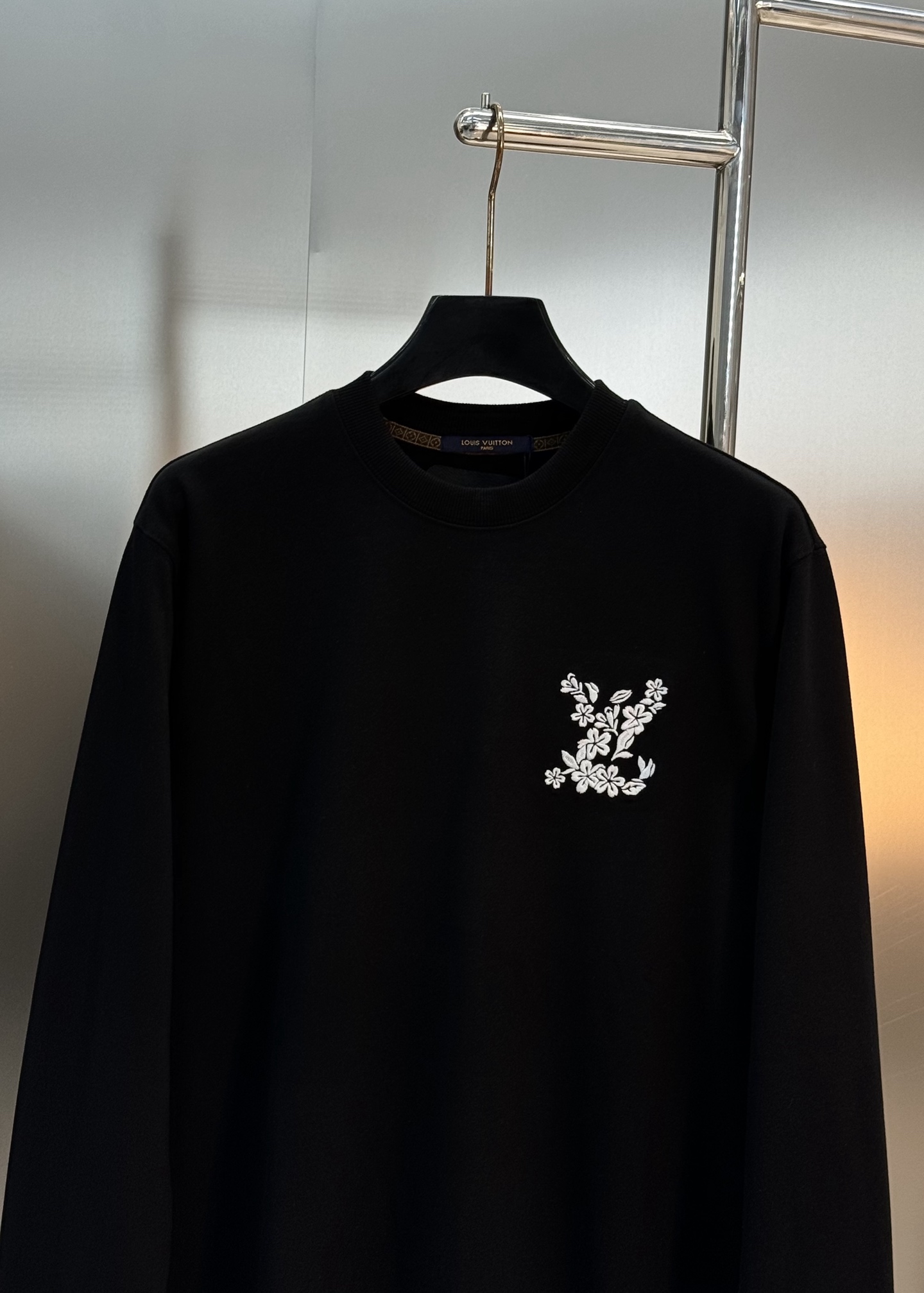 驴牌*Monogram花卉刺绣圆领卫衣.基础款净版设计.胸前Monogram花卉刺绣超有辨识度，细节满分