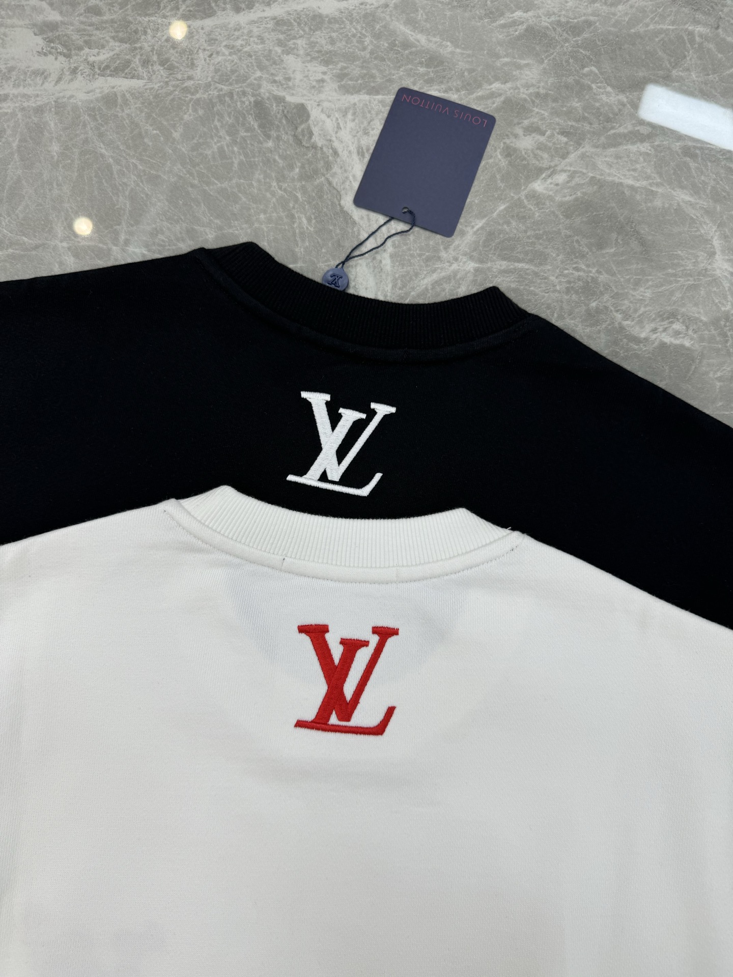 驴牌*Monogram花卉刺绣圆领卫衣.基础款净版设计.胸前Monogram花卉刺绣超有辨识度，细节满分