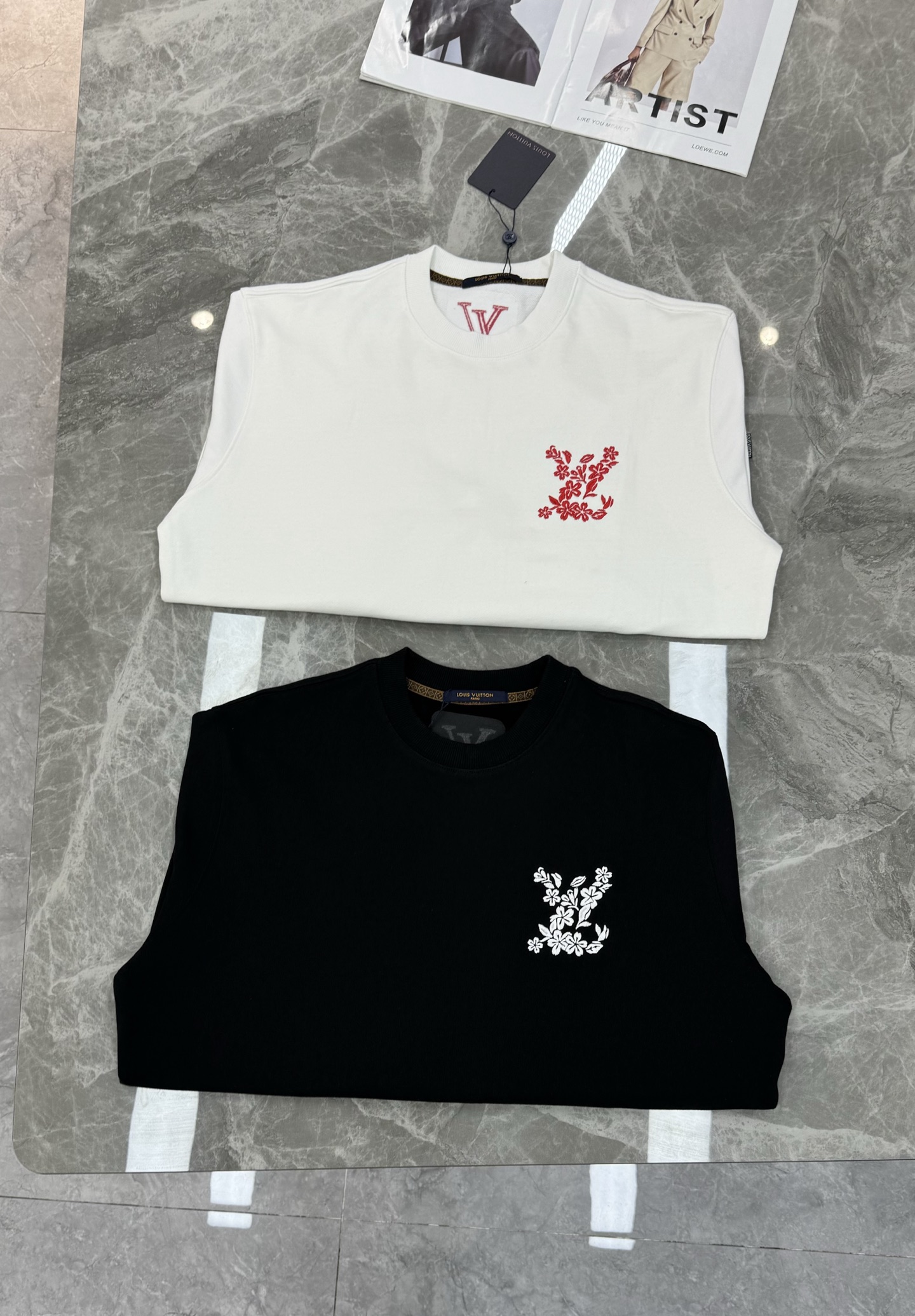 驴牌*Monogram花卉刺绣圆领卫衣.基础款净版设计.胸前Monogram花卉刺绣超有辨识度，细节满分