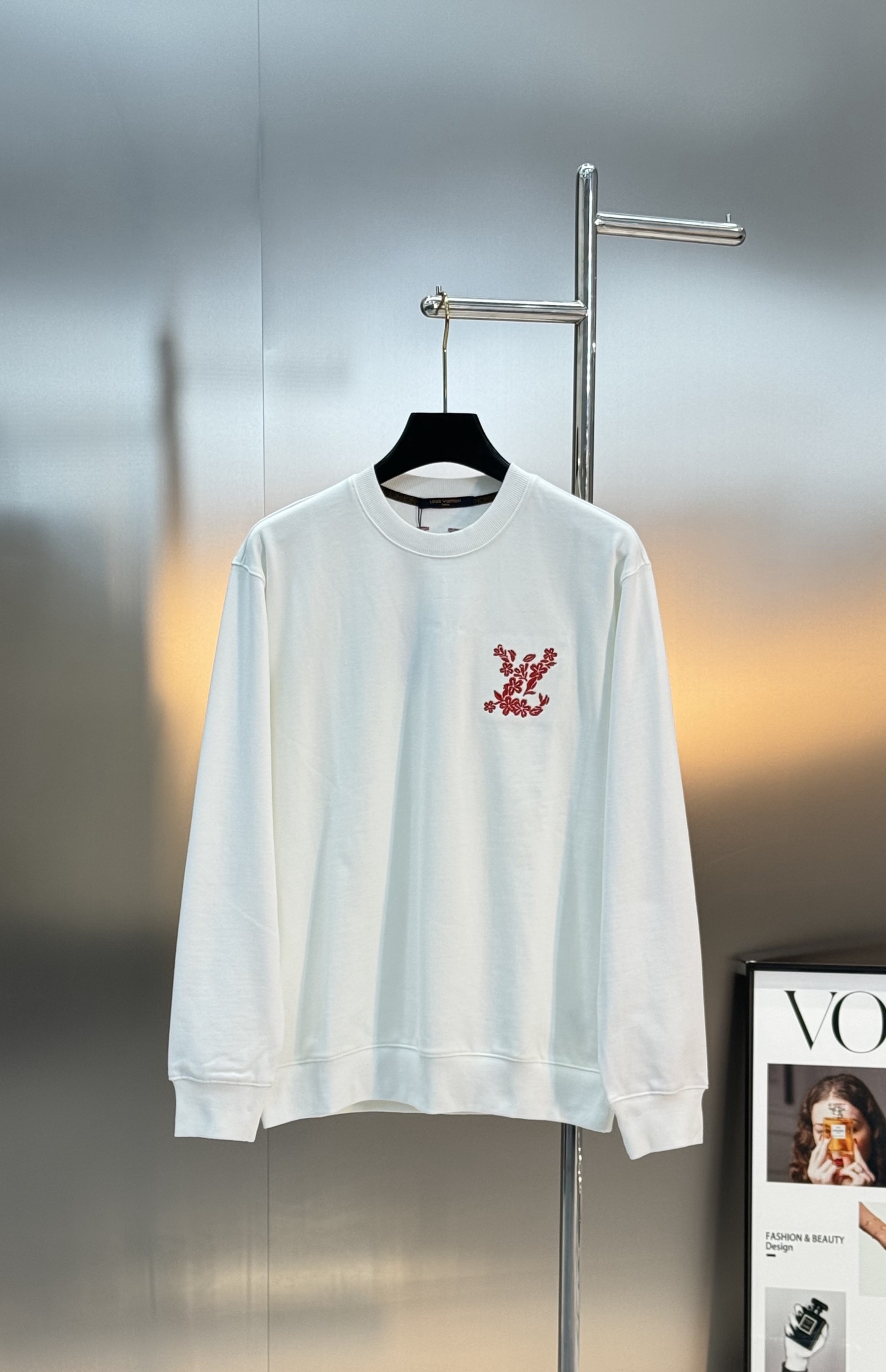 驴牌*Monogram花卉刺绣圆领卫衣.基础款净版设计.胸前Monogram花卉刺绣超有辨识度，细节满分