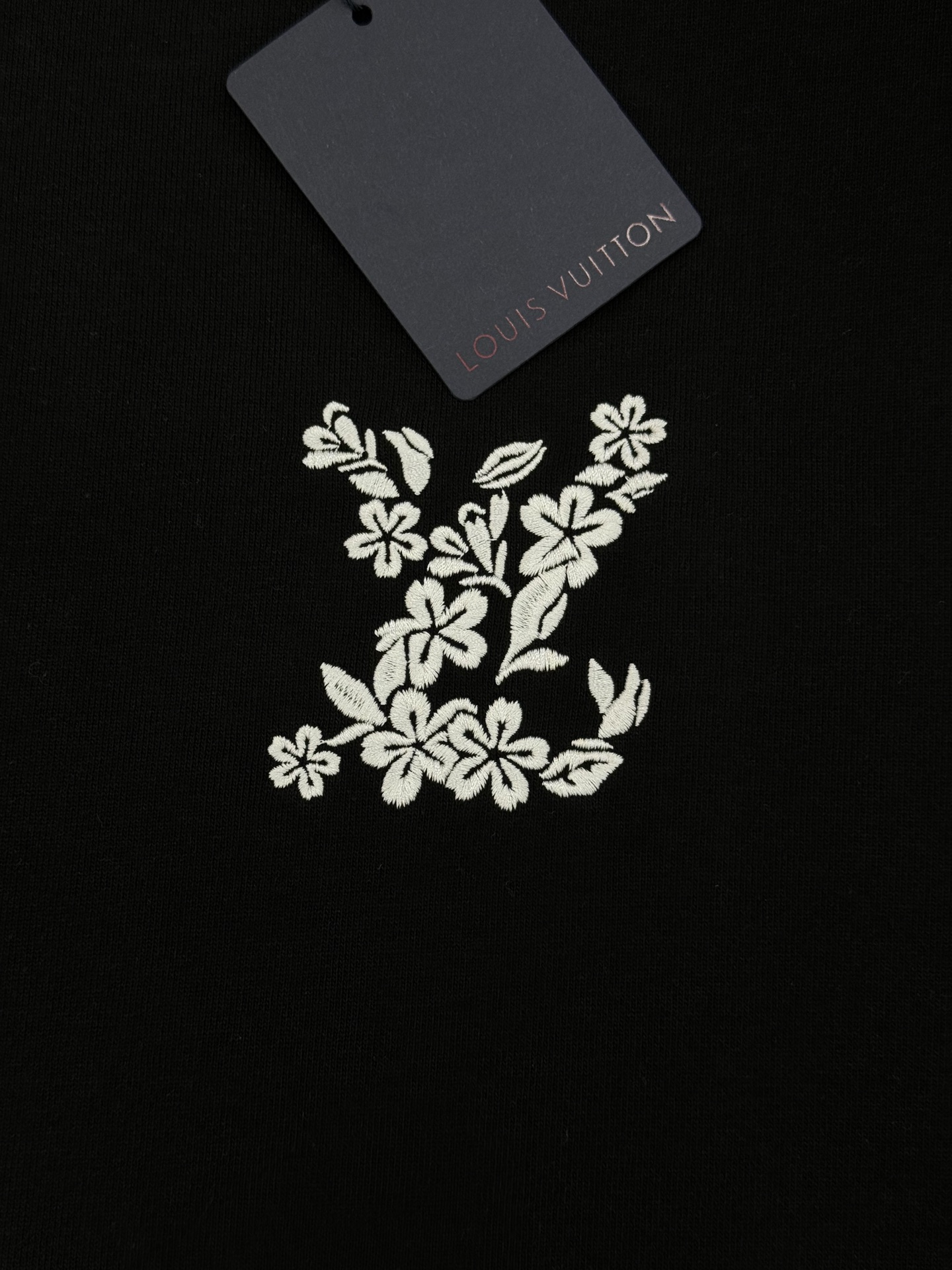 驴牌*Monogram花卉刺绣圆领卫衣.基础款净版设计.胸前Monogram花卉刺绣超有辨识度，细节满分