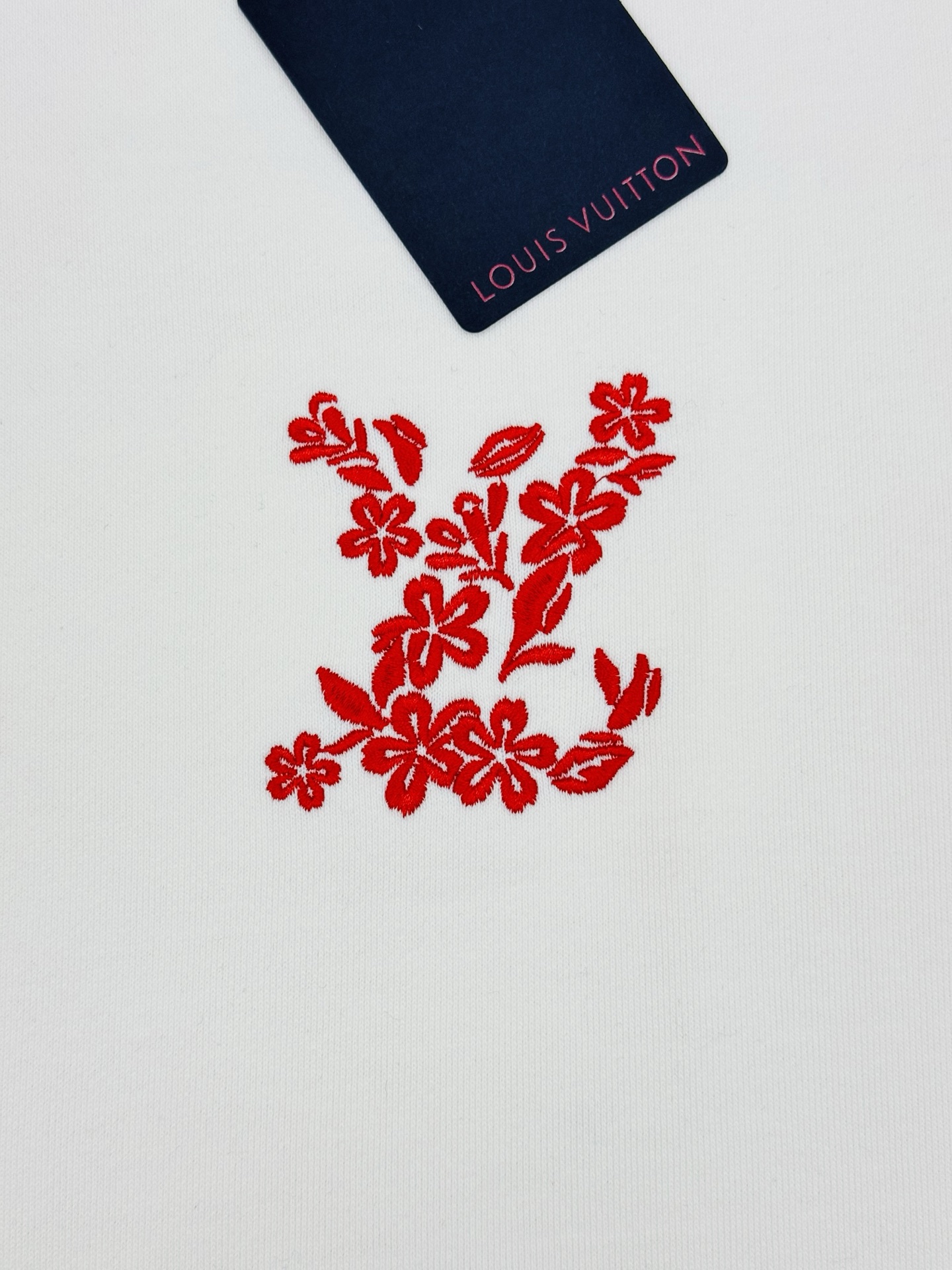 驴牌*Monogram花卉刺绣圆领卫衣.基础款净版设计.胸前Monogram花卉刺绣超有辨识度，细节满分