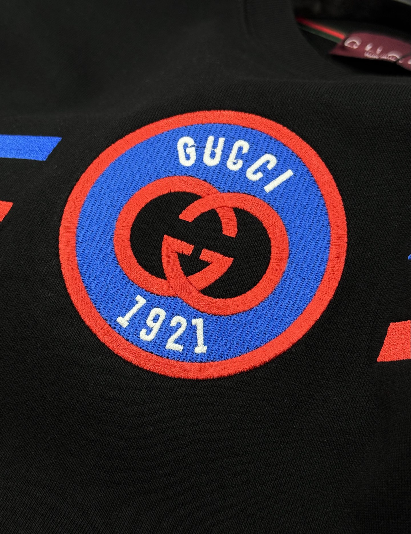 Gucci古奇25s新款圆领卫衣，柔软360g棉质面料，穿着舒适又透气!胸前双G徽标+红蓝条纹，3D绣花