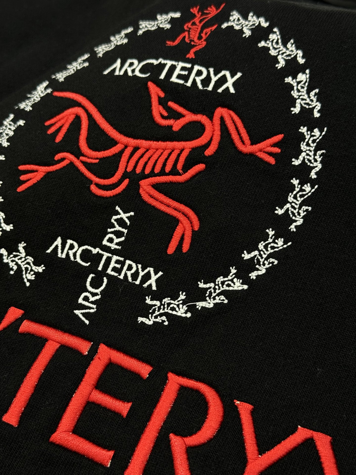 ARCTERYX🐦家新款推荐❤️始祖鸟Arc'teryx刺绣标志卫衣，撞色绣花Logo，简约又有辨识度!
