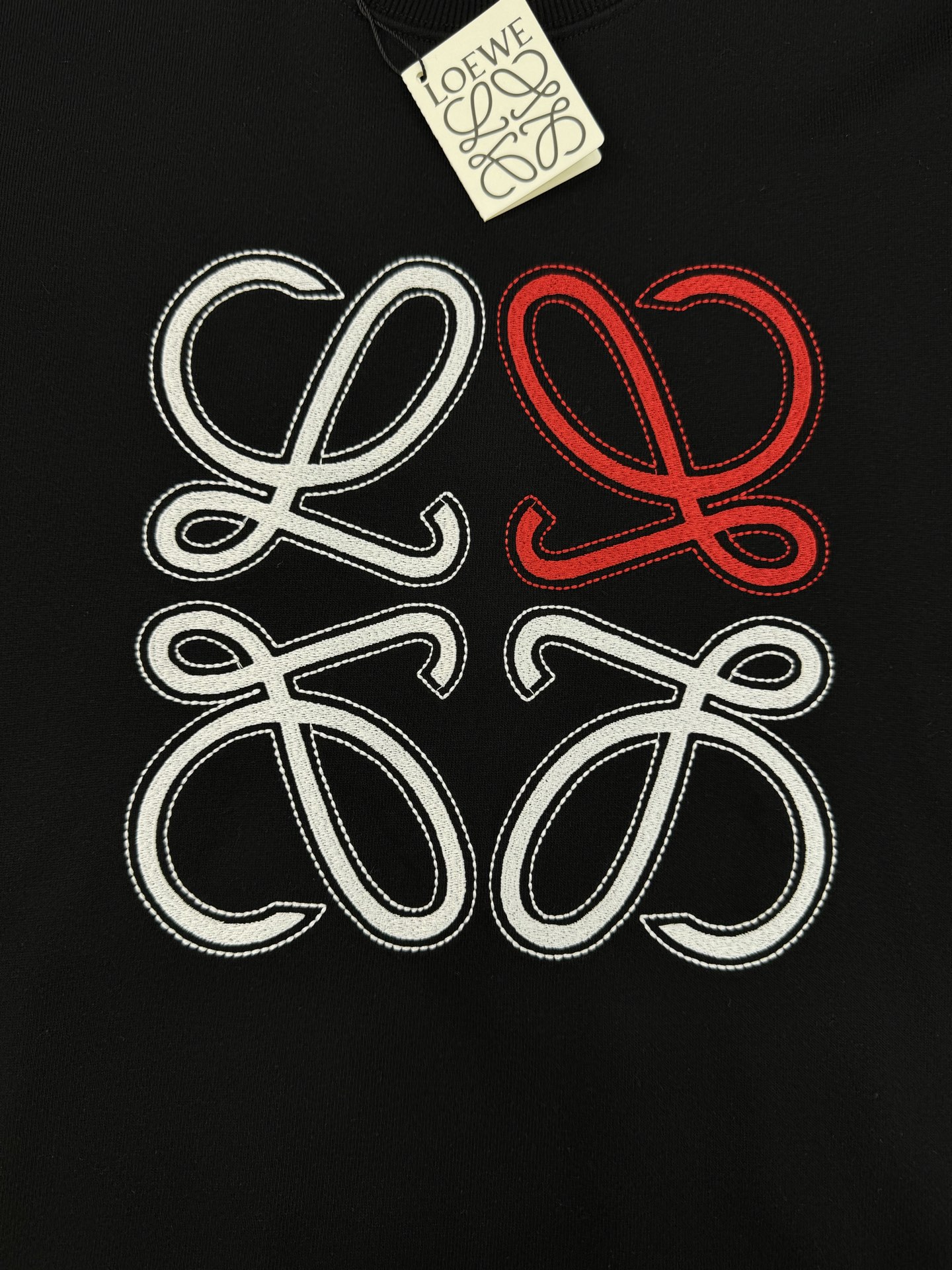 LOEWE罗意威经典Anagram刺绣卫衣，柔软360g棉质面料，穿着舒适透气。正面彩色Anagram刺