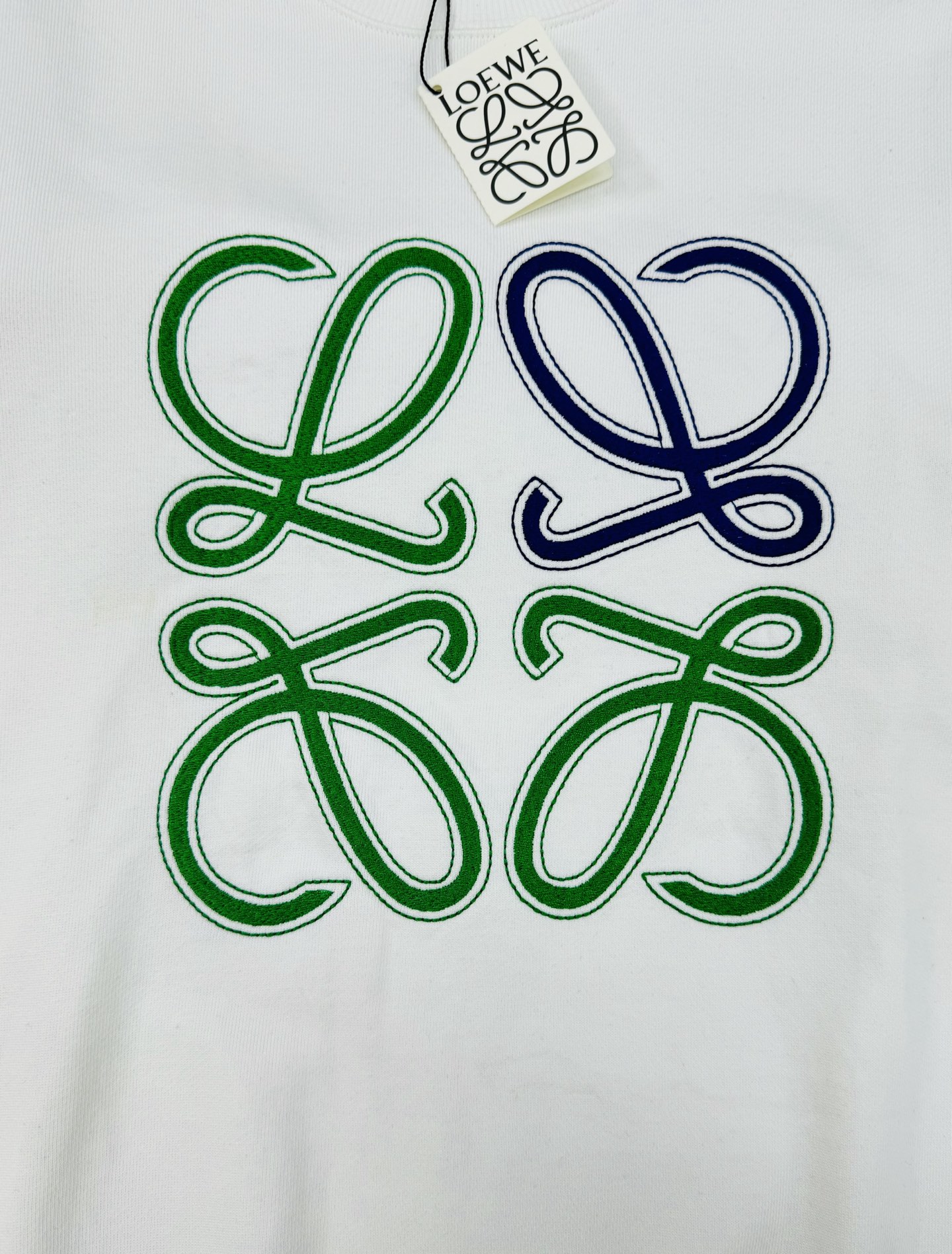 LOEWE罗意威经典Anagram刺绣卫衣，柔软360g棉质面料，穿着舒适透气。正面彩色Anagram刺