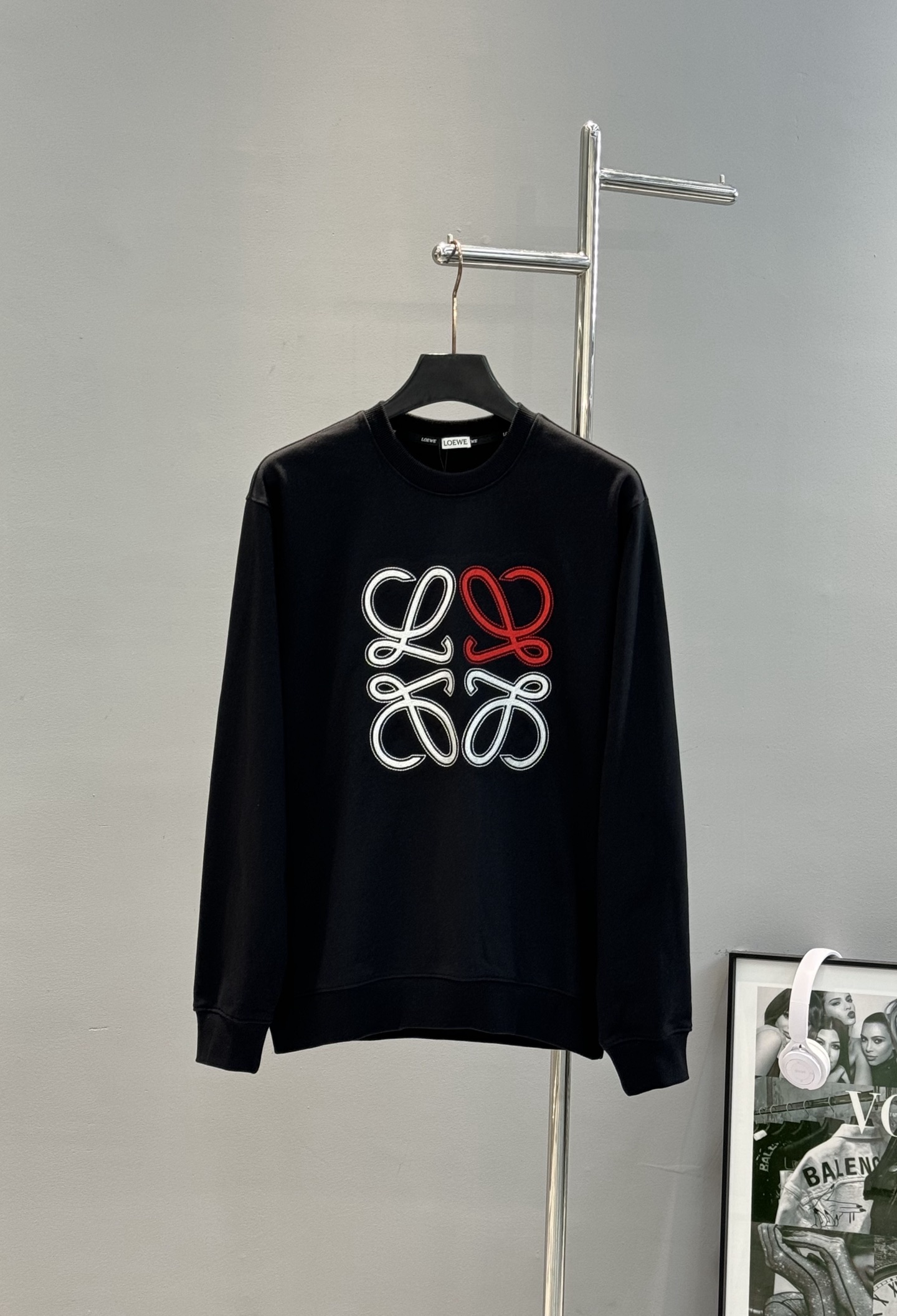 LOEWE罗意威经典Anagram刺绣卫衣，柔软360g棉质面料，穿着舒适透气。正面彩色Anagram刺