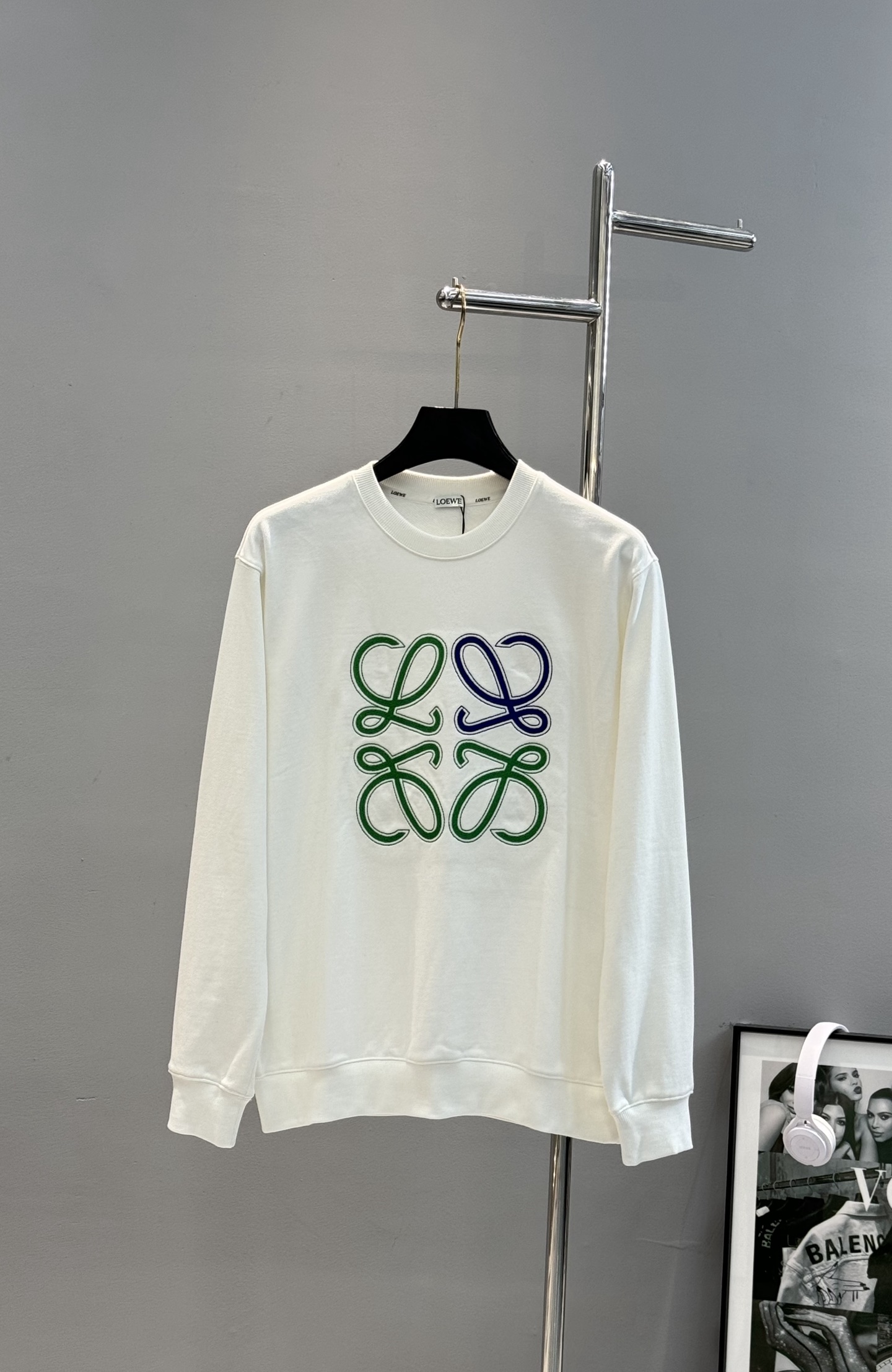 LOEWE罗意威经典Anagram刺绣卫衣，柔软360g棉质面料，穿着舒适透气。正面彩色Anagram刺