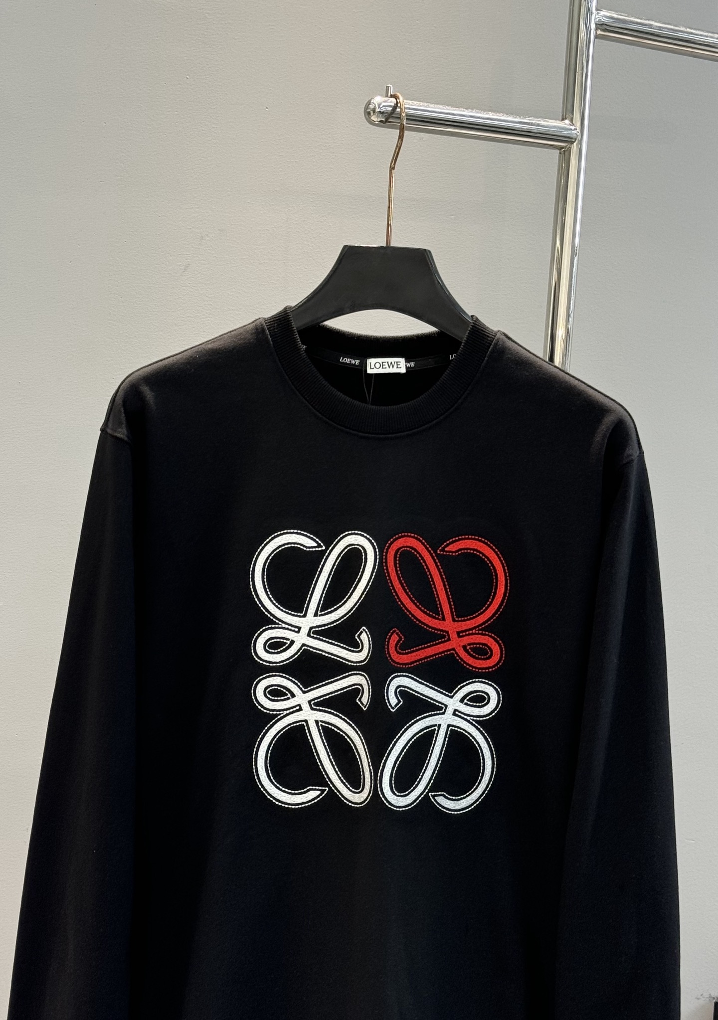 LOEWE罗意威经典Anagram刺绣卫衣，柔软360g棉质面料，穿着舒适透气。正面彩色Anagram刺