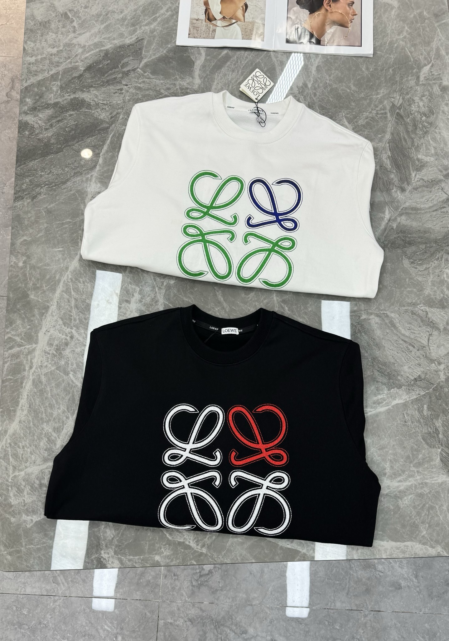 LOEWE罗意威经典Anagram刺绣卫衣，柔软360g棉质面料，穿着舒适透气。正面彩色Anagram刺