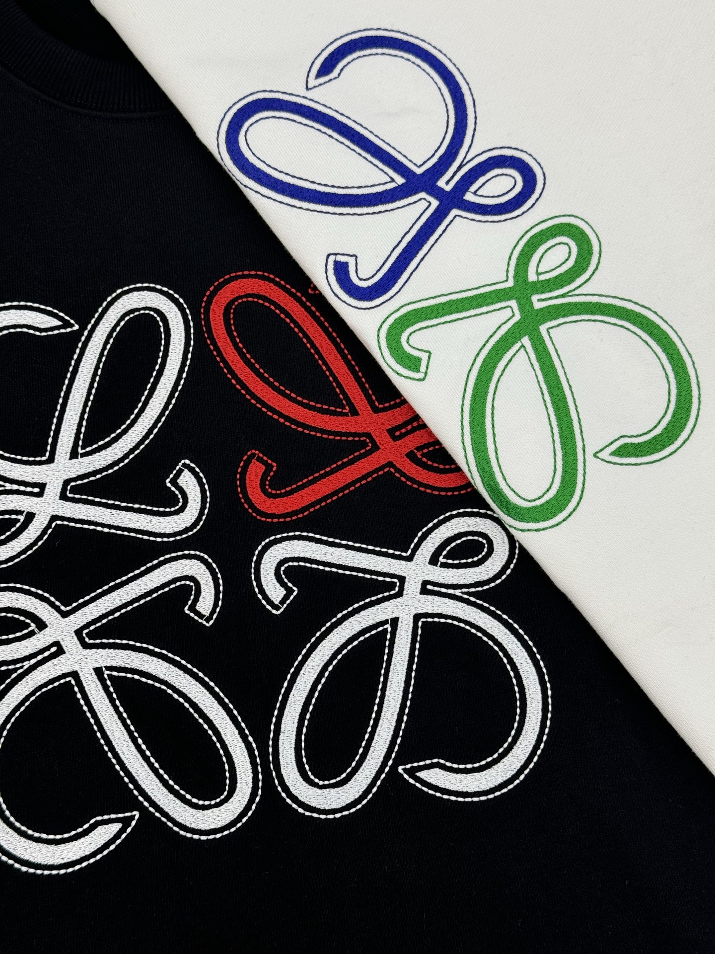 LOEWE罗意威经典Anagram刺绣卫衣，柔软360g棉质面料，穿着舒适透气。正面彩色Anagram刺