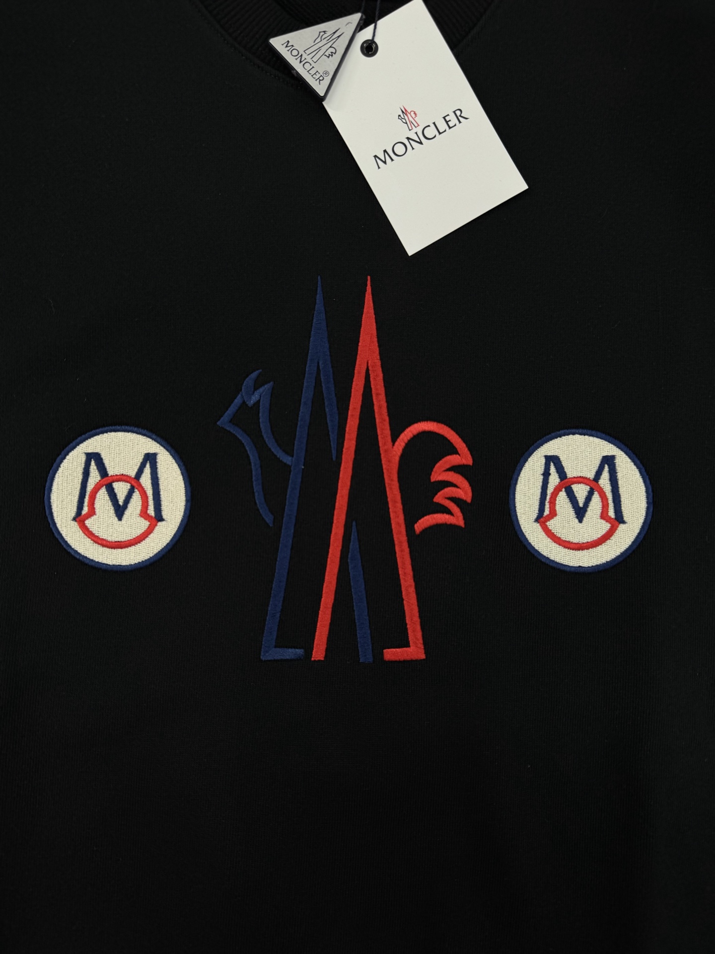 Moncler 蒙口25s新款Genius系列卫衣，男女同款，黑白主色推荐❤️正面彩色刺绣超有辨识度计。