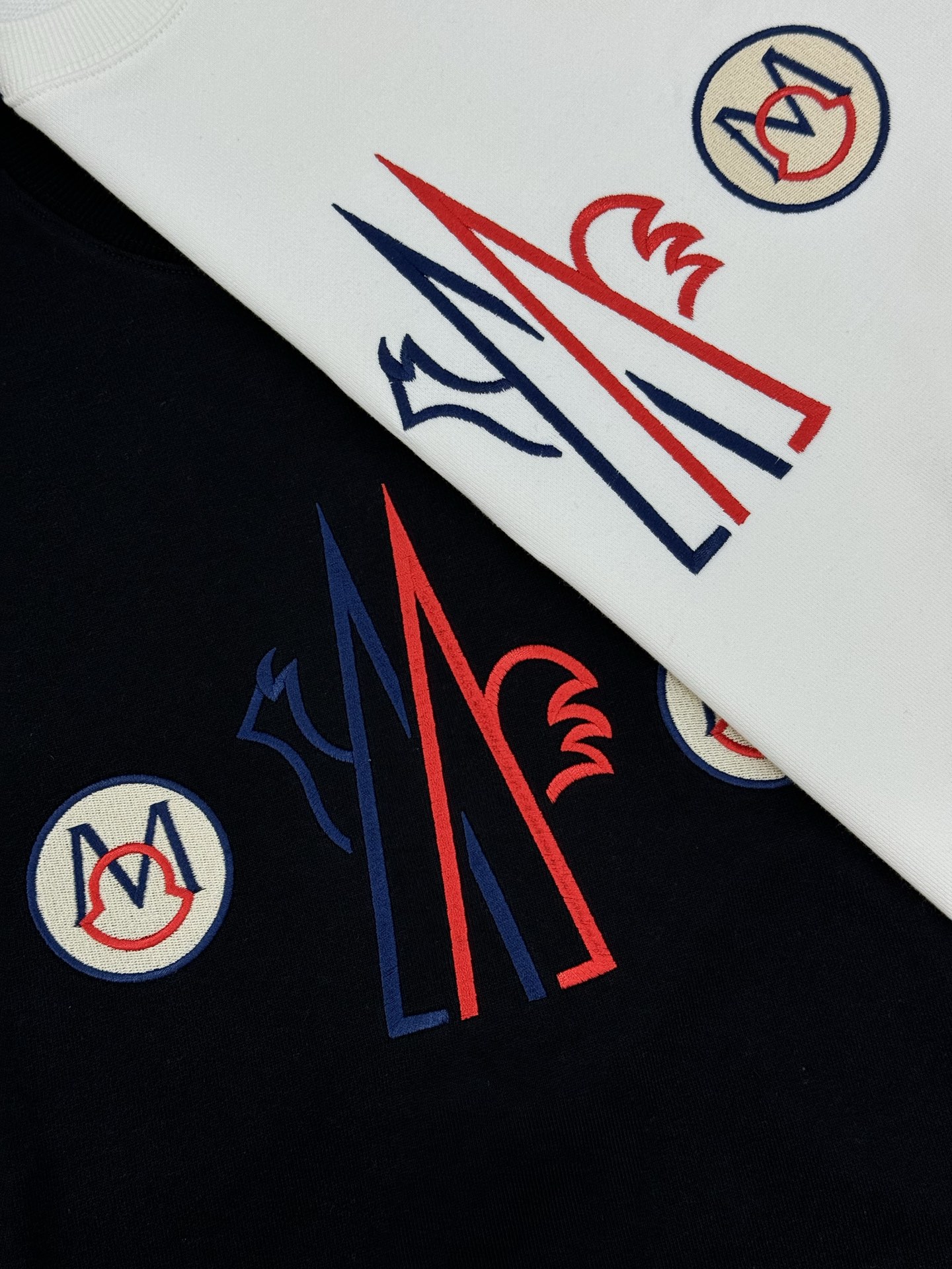 Moncler 蒙口25s新款Genius系列卫衣，男女同款，黑白主色推荐❤️正面彩色刺绣超有辨识度计。