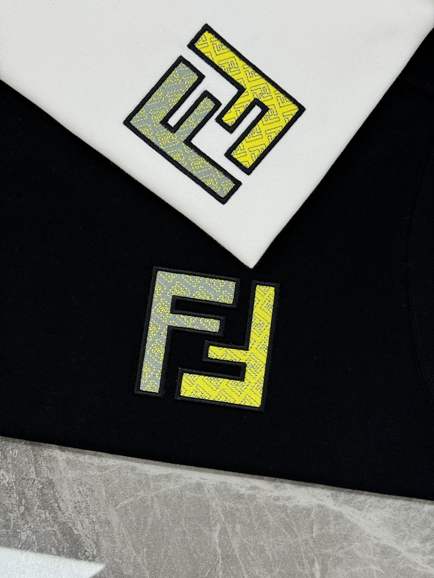 FENDI芬迪25s新款卫衣，男女同款.经典圆领设计，柔软369g棉质面料，穿着舒适又透气!胸前FF L