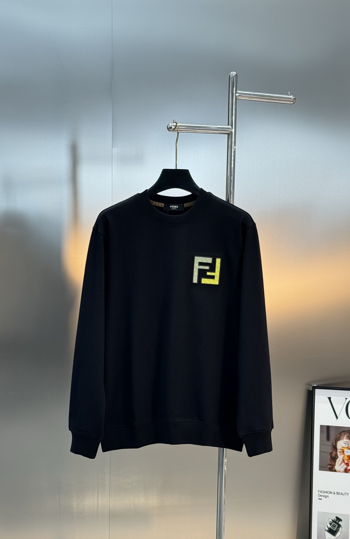 FENDI芬迪25s新款卫衣，男女同款.经典圆领设计，柔软369g棉质面料，穿着舒适又透气!胸前FF L