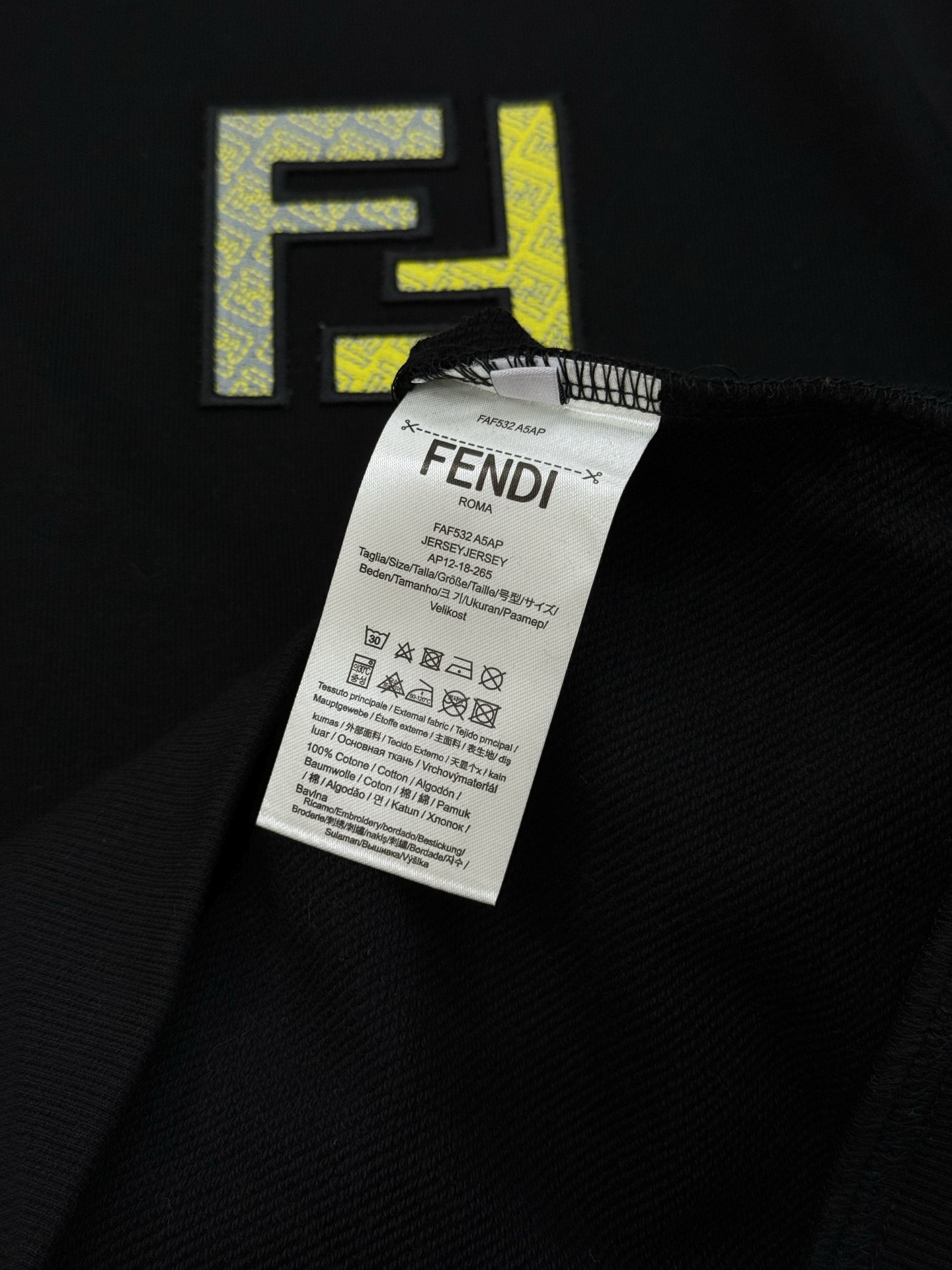 FENDI芬迪25s新款卫衣，男女同款.经典圆领设计，柔软369g棉质面料，穿着舒适又透气!胸前FF L