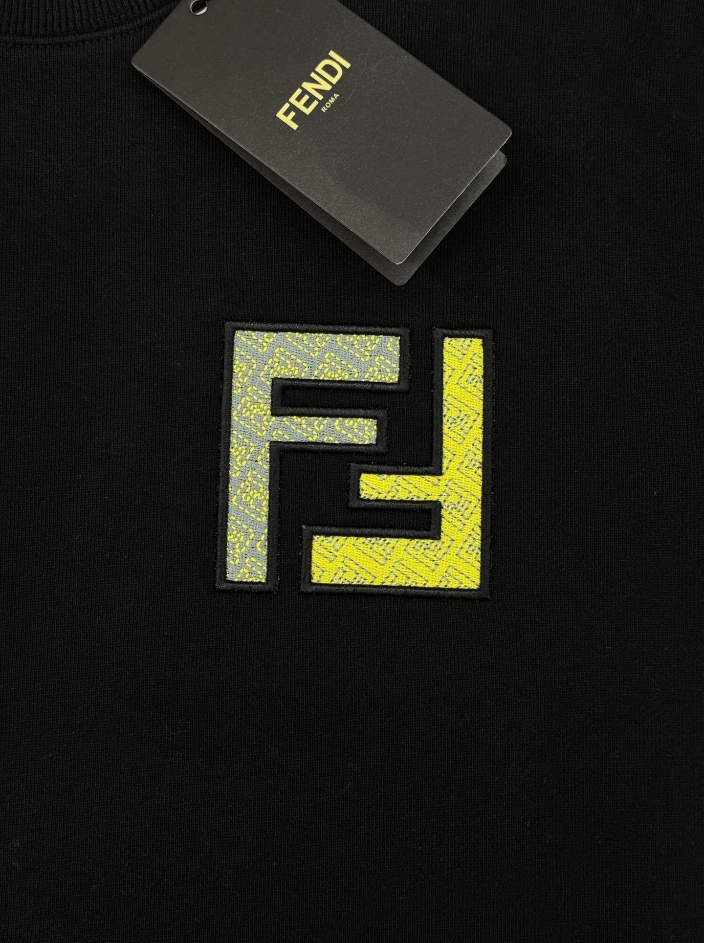 FENDI芬迪25s新款卫衣，男女同款.经典圆领设计，柔软369g棉质面料，穿着舒适又透气!胸前FF L