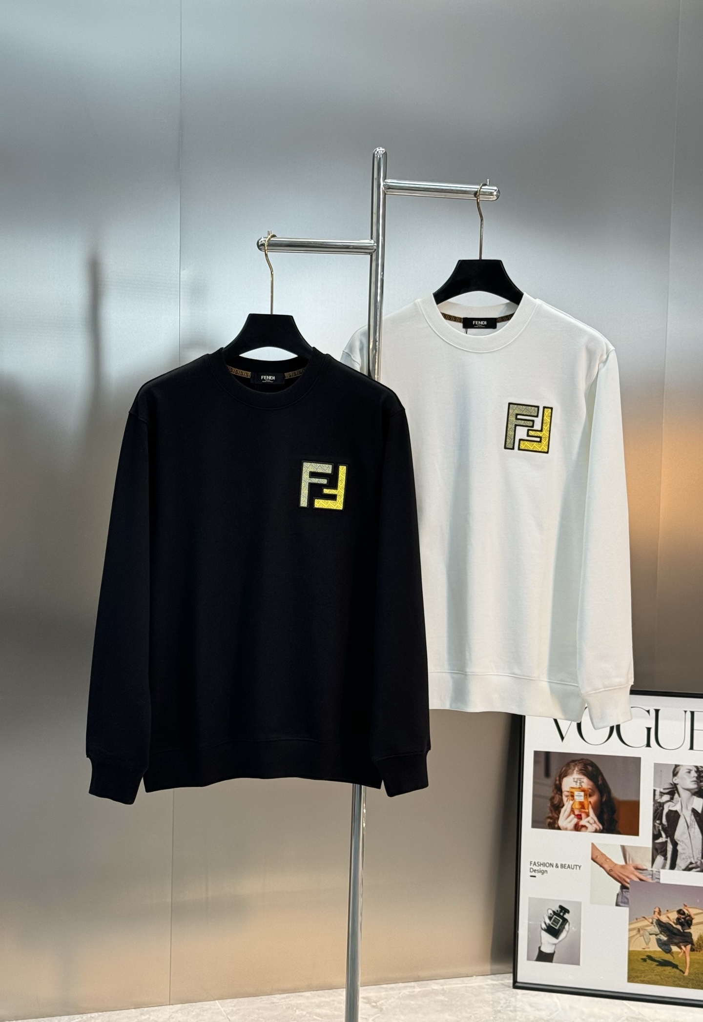 FENDI芬迪25s新款卫衣，男女同款.经典圆领设计，柔软369g棉质面料，穿着舒适又透气!胸前FF L