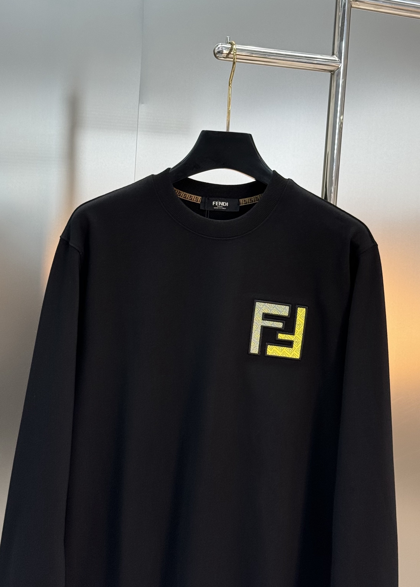 FENDI芬迪25s新款卫衣，男女同款.经典圆领设计，柔软369g棉质面料，穿着舒适又透气!胸前FF L