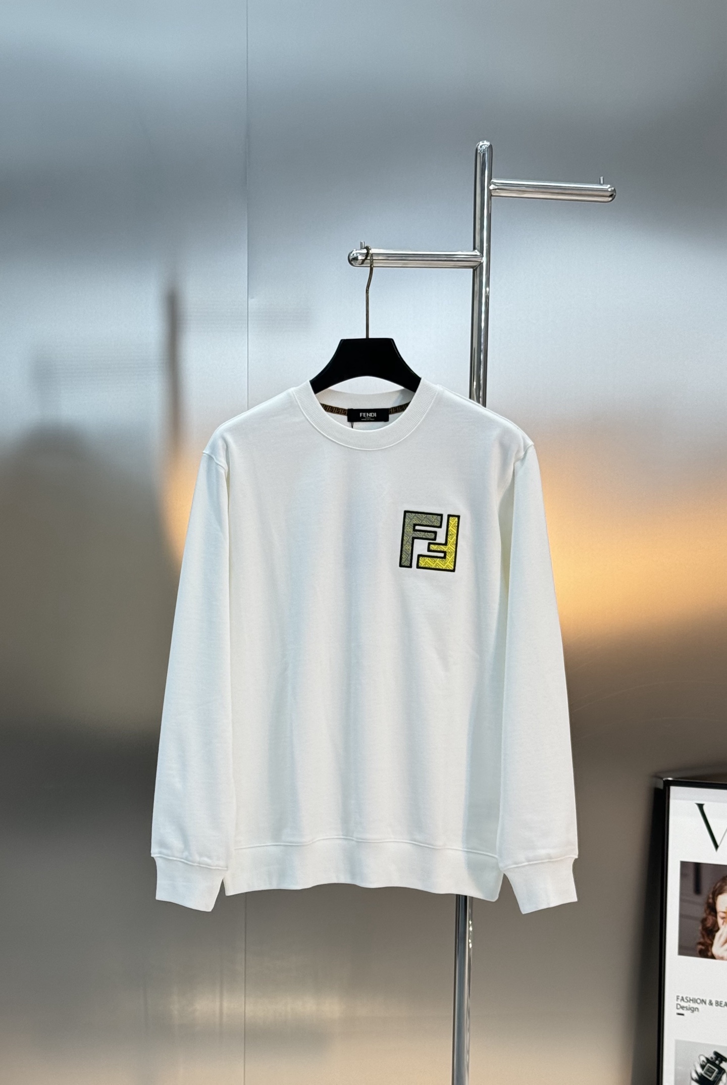 FENDI芬迪25s新款卫衣，男女同款.经典圆领设计，柔软369g棉质面料，穿着舒适又透气!胸前FF L