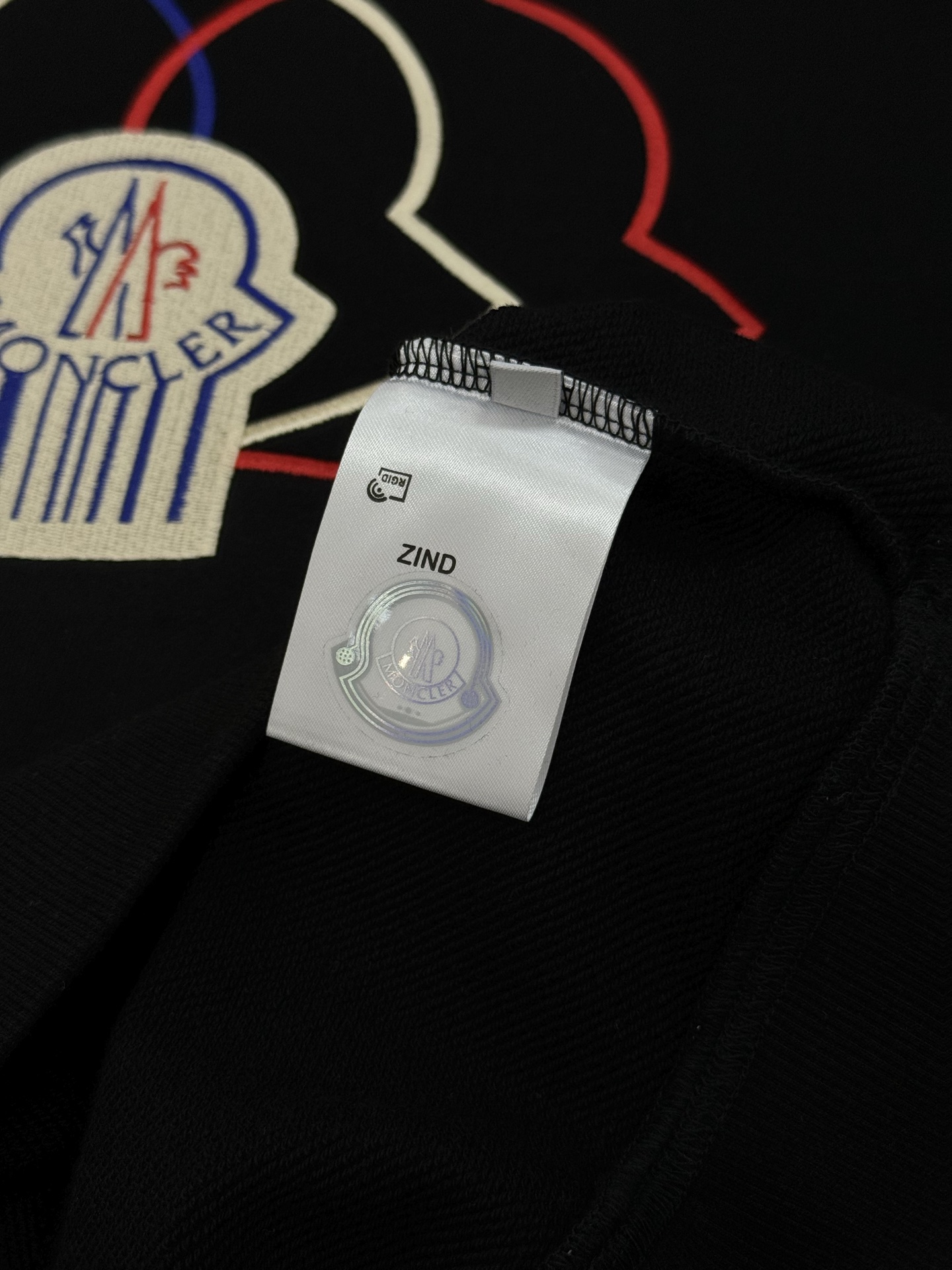 Moncler 蒙口25s新款Genius系列卫衣，男女同款，黑白主色推荐❤️正面彩色刺绣超有辨识度计。