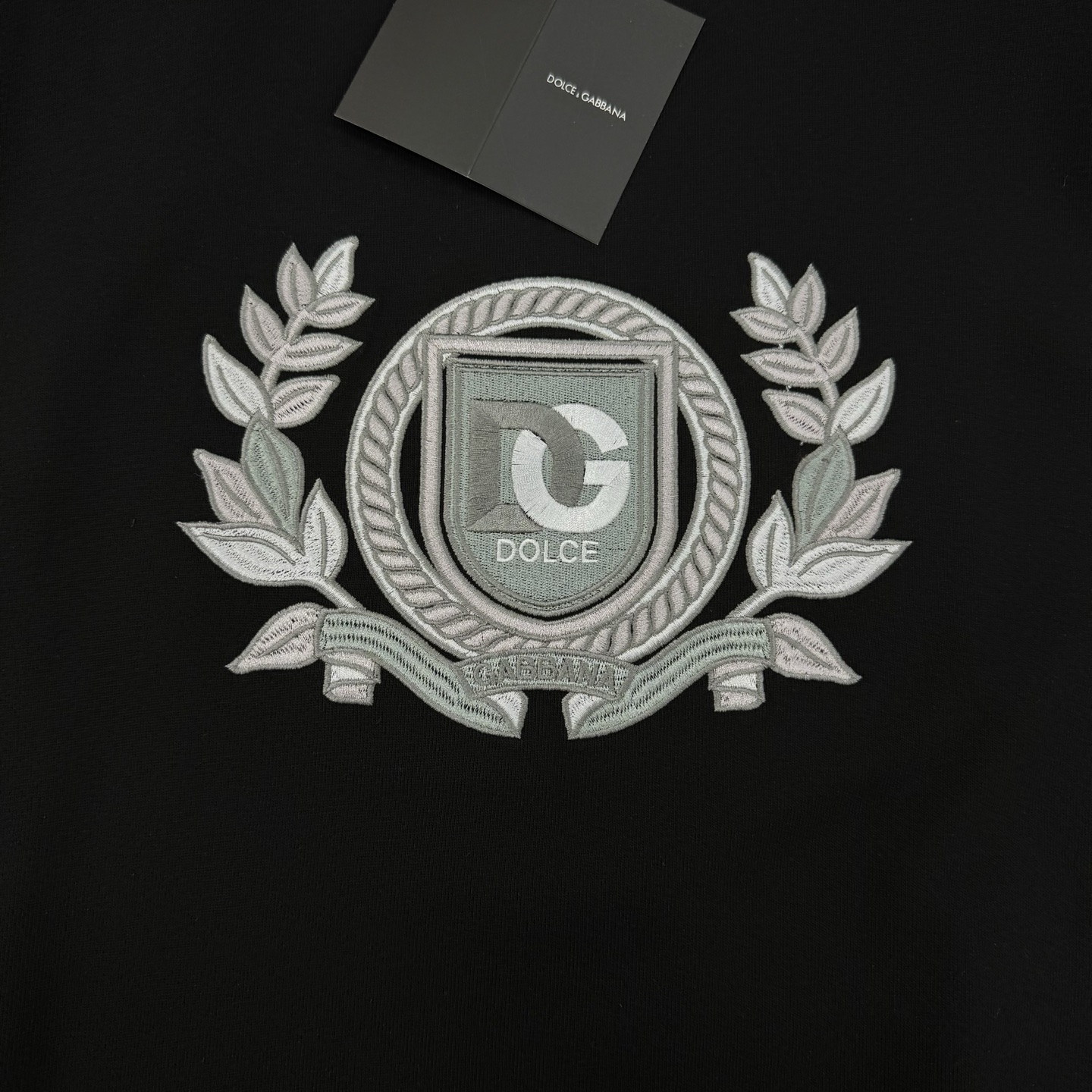 D&G25s杜嘉班纳刺绣徽章卫衣.男女同款！杜嘉班纳纯棉卫衣，柔软舒适，宽松版型超显瘦!胸前银色刺绣徽章