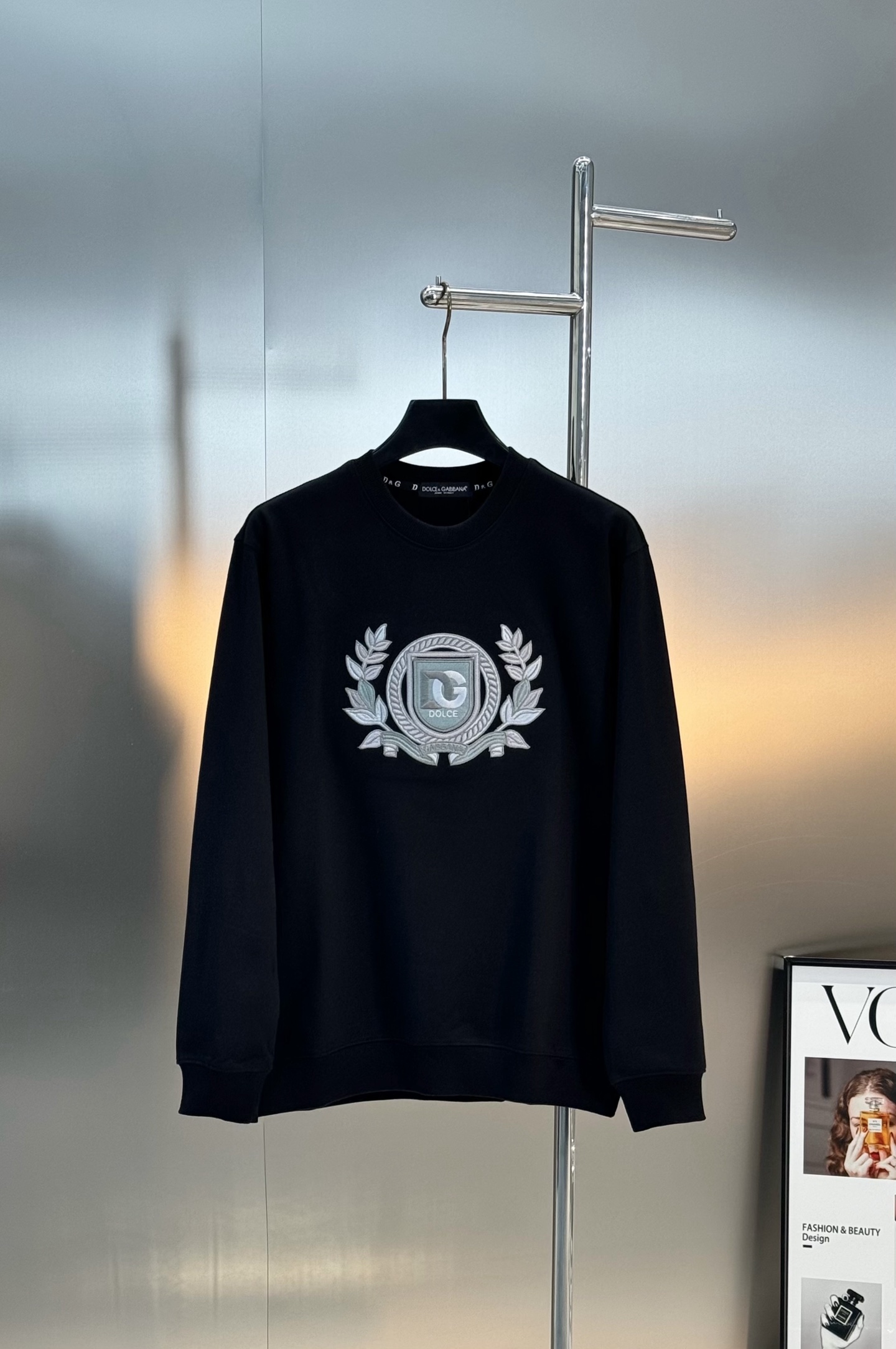 D&G25s杜嘉班纳刺绣徽章卫衣.男女同款！杜嘉班纳纯棉卫衣，柔软舒适，宽松版型超显瘦!胸前银色刺绣徽章