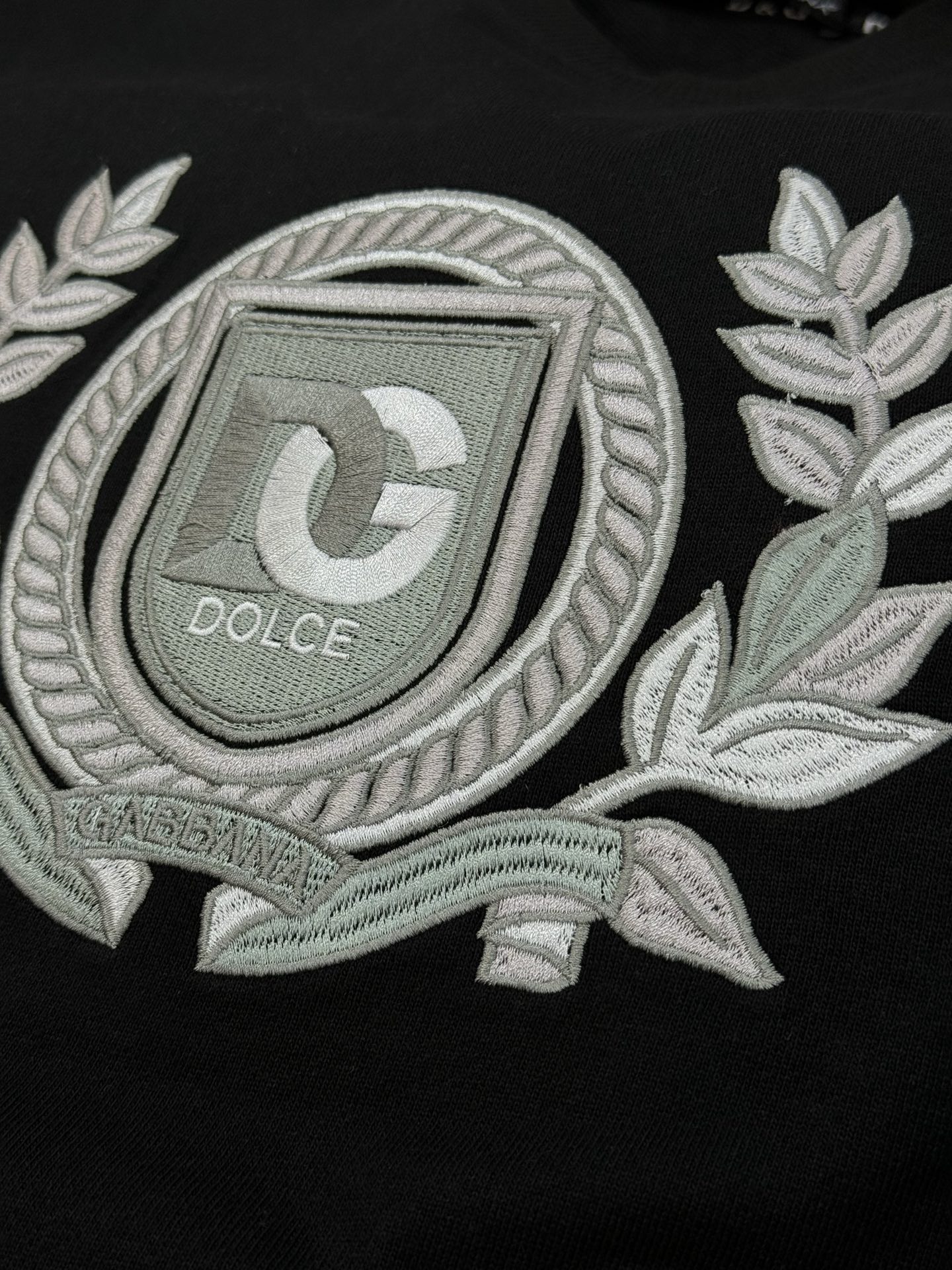 D&G25s杜嘉班纳刺绣徽章卫衣.男女同款！杜嘉班纳纯棉卫衣，柔软舒适，宽松版型超显瘦!胸前银色刺绣徽章