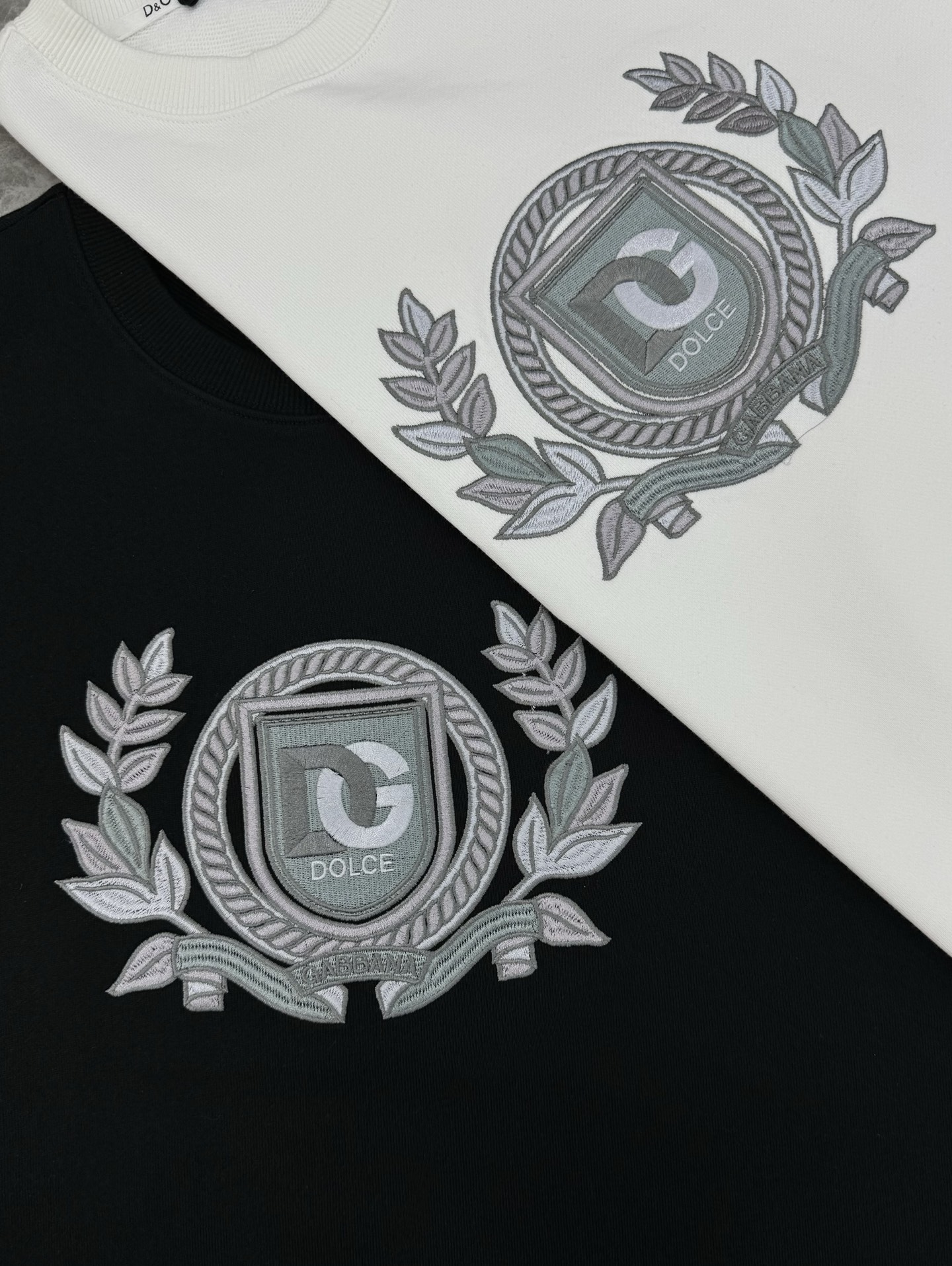 D&G25s杜嘉班纳刺绣徽章卫衣.男女同款！杜嘉班纳纯棉卫衣，柔软舒适，宽松版型超显瘦!胸前银色刺绣徽章