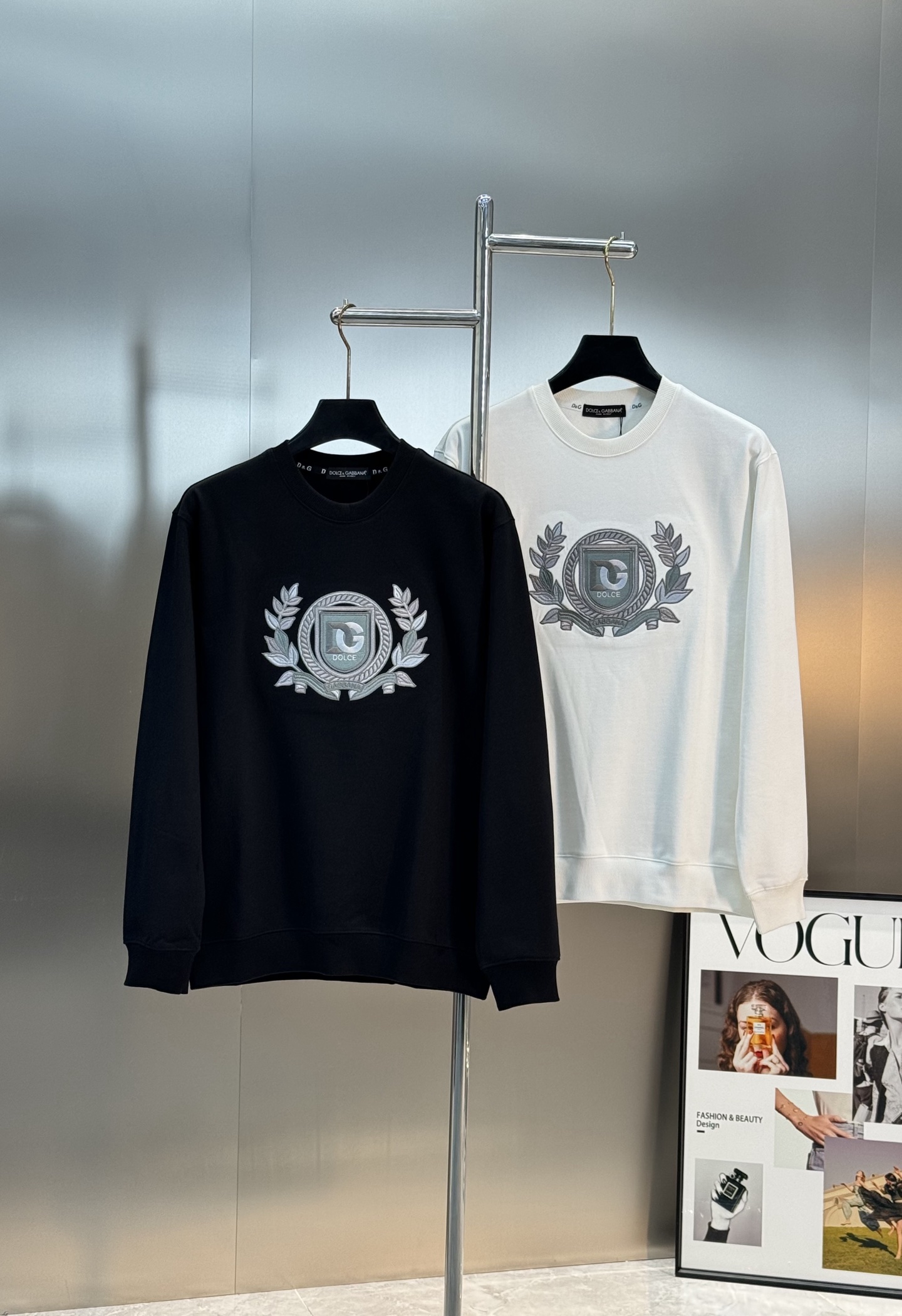 D&G25s杜嘉班纳刺绣徽章卫衣.男女同款！杜嘉班纳纯棉卫衣，柔软舒适，宽松版型超显瘦!胸前银色刺绣徽章