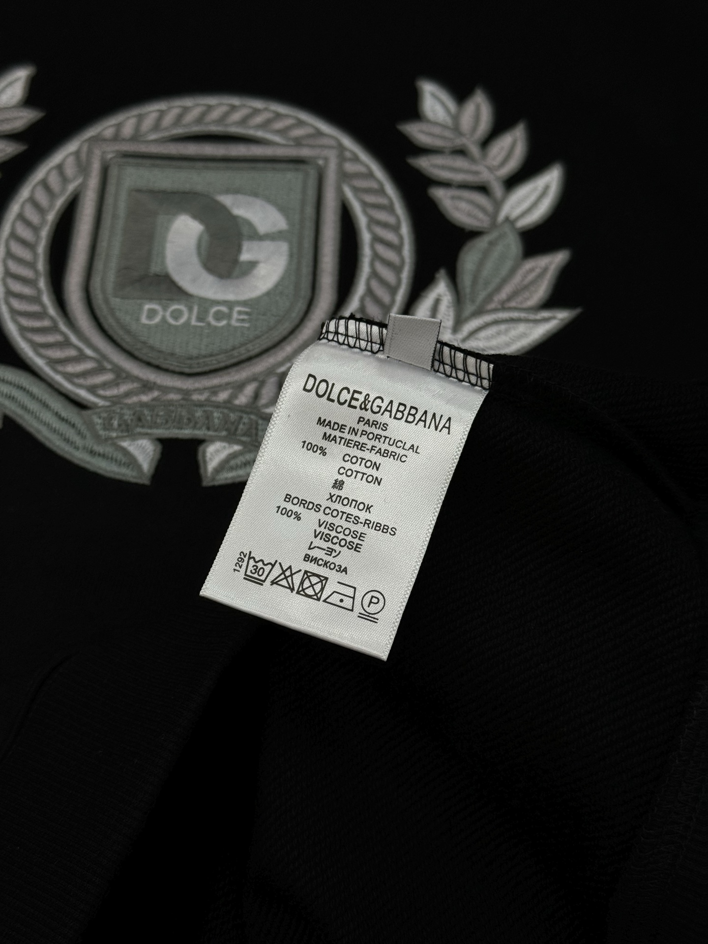 D&G25s杜嘉班纳刺绣徽章卫衣.男女同款！杜嘉班纳纯棉卫衣，柔软舒适，宽松版型超显瘦!胸前银色刺绣徽章