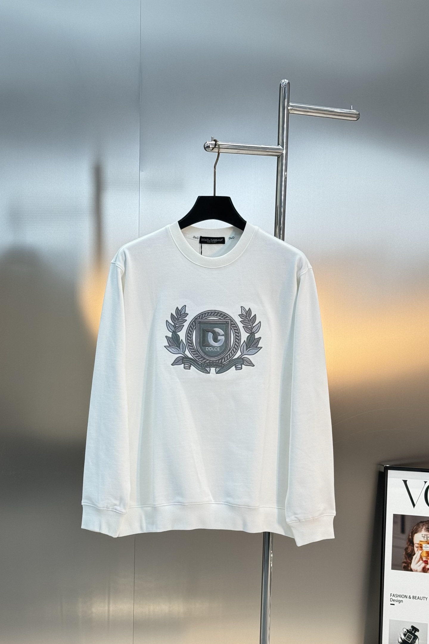 D&G25s杜嘉班纳刺绣徽章卫衣.男女同款！杜嘉班纳纯棉卫衣，柔软舒适，宽松版型超显瘦!胸前银色刺绣徽章