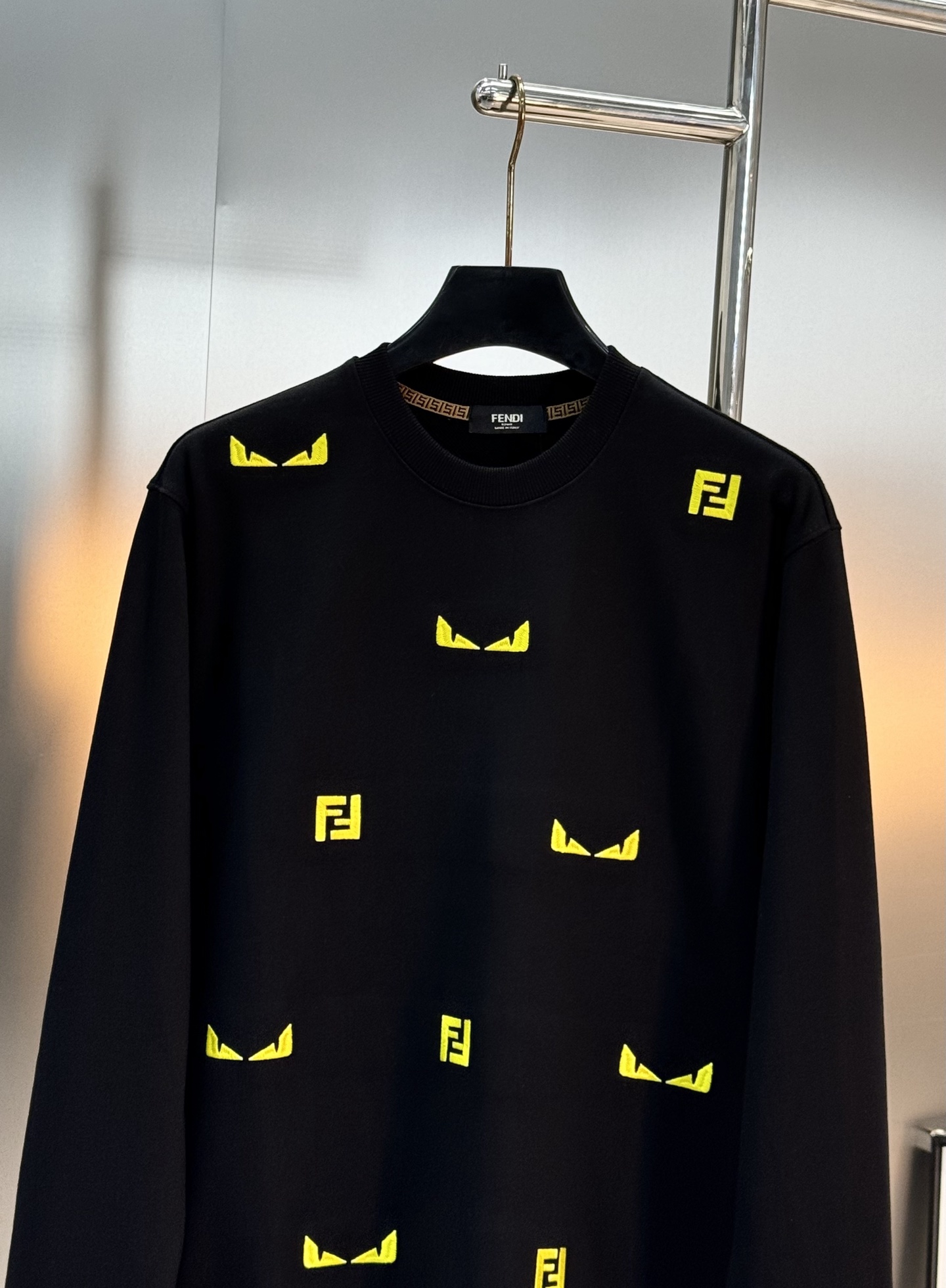 Fendi芬迪25什么新款小怪兽卫衣，男女同款！经典怪兽眼+FF Logo，3D绣花工艺.辨识度超高!高