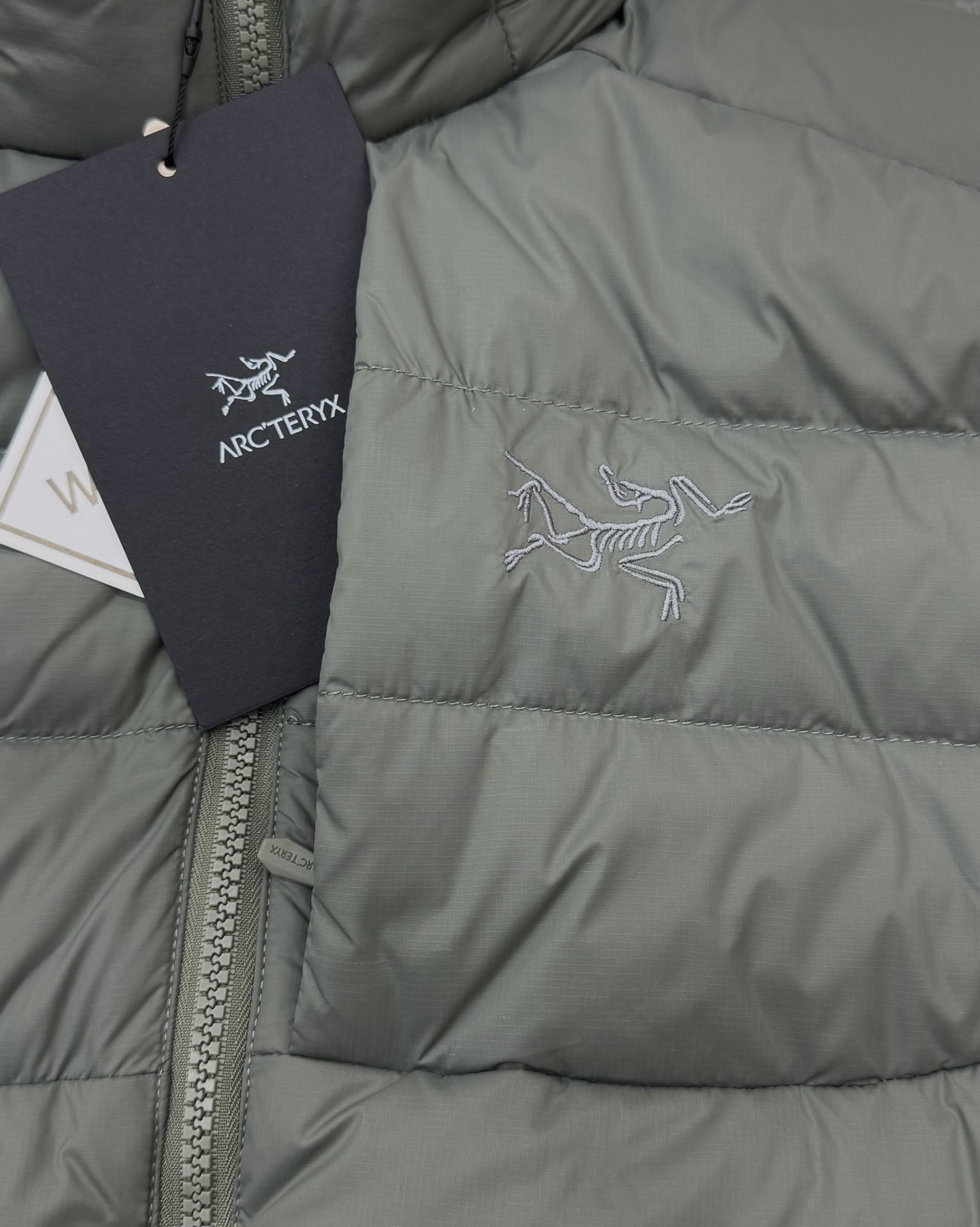 Arc'teryx始祖鸟 Thorium Hoody羽绒服，主打轻量保暖，适合户外和通勤。填充750蓬鹅