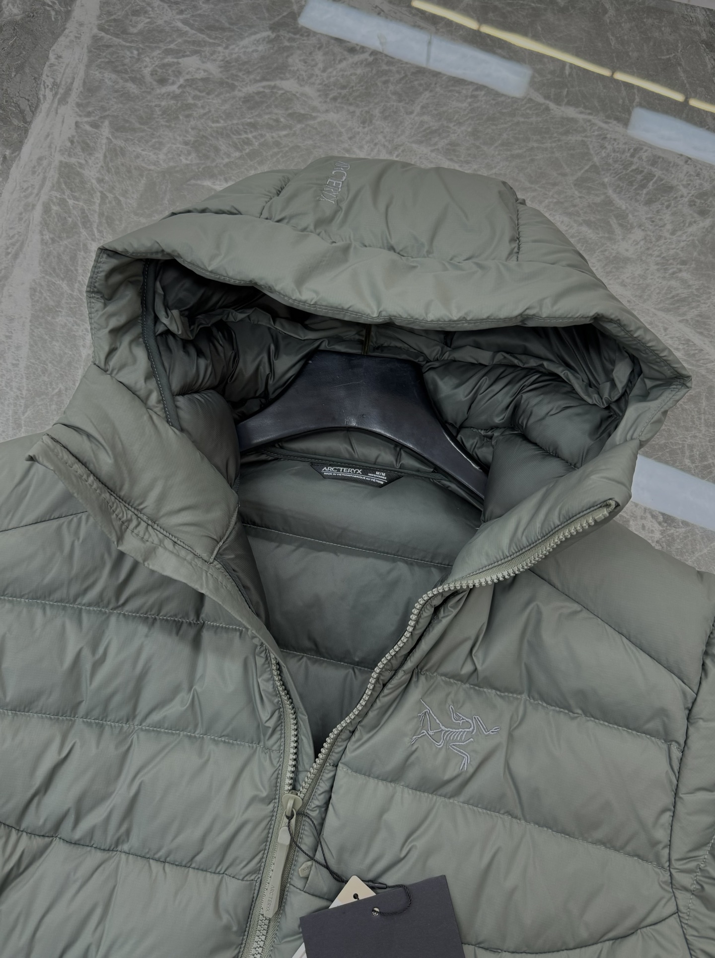 Arc'teryx始祖鸟 Thorium Hoody羽绒服，主打轻量保暖，适合户外和通勤。填充750蓬鹅
