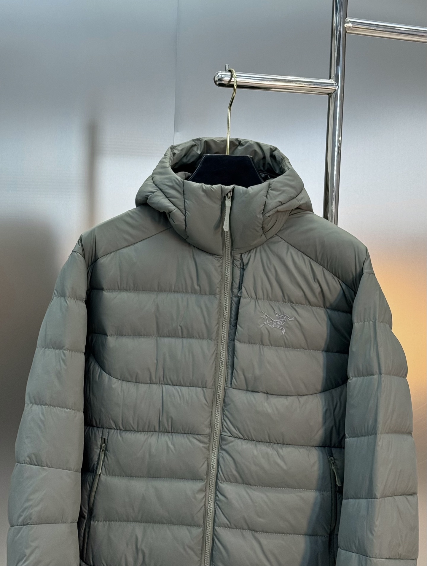 Arc'teryx始祖鸟 Thorium Hoody羽绒服，主打轻量保暖，适合户外和通勤。填充750蓬鹅