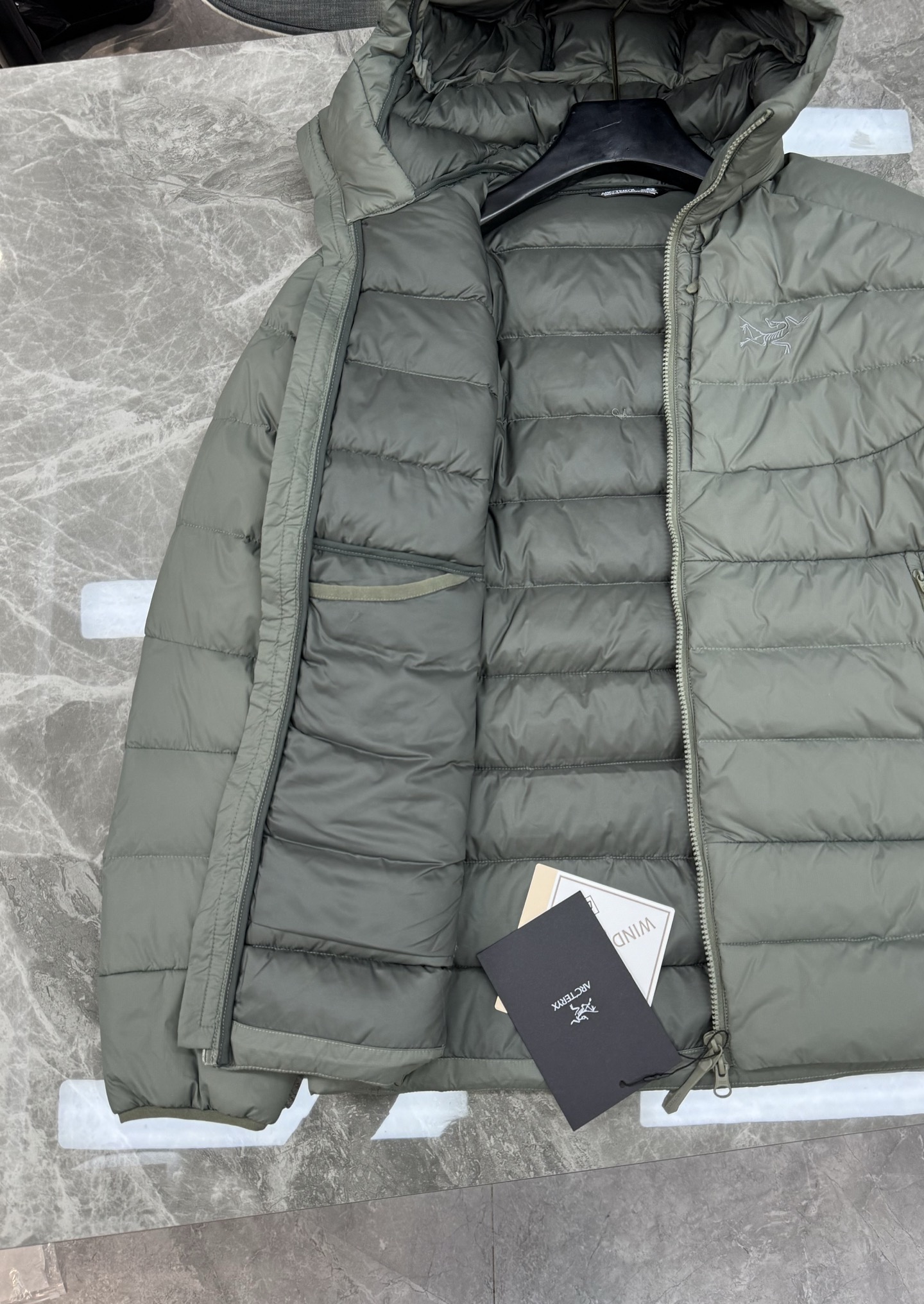 Arc'teryx始祖鸟 Thorium Hoody羽绒服，主打轻量保暖，适合户外和通勤。填充750蓬鹅