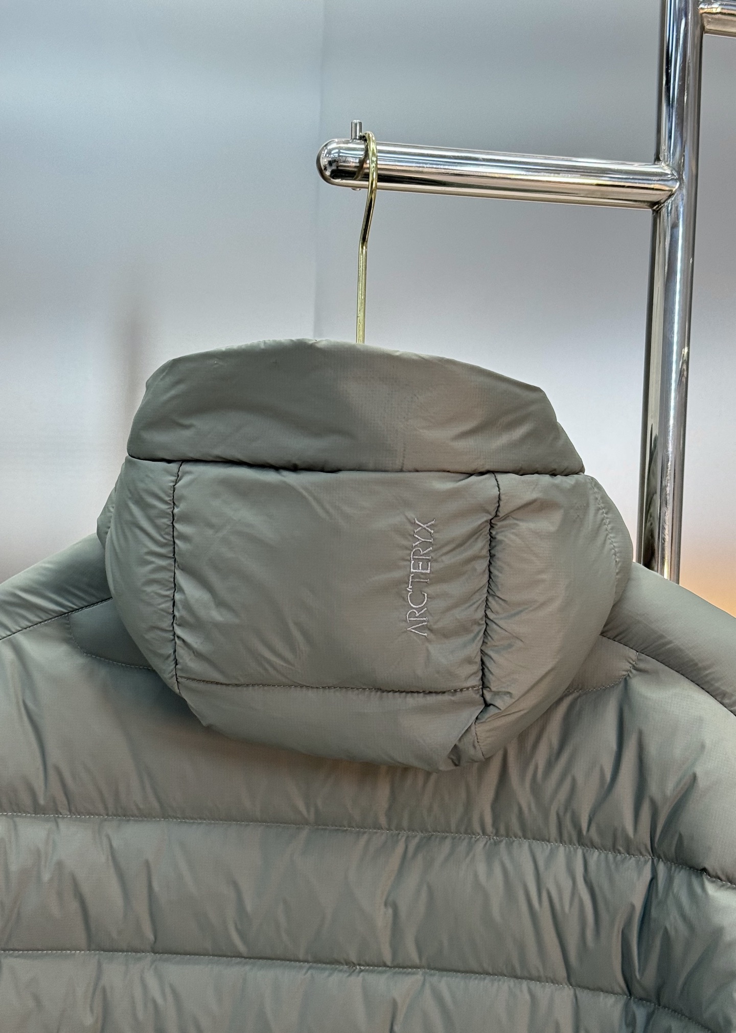 Arc'teryx始祖鸟 Thorium Hoody羽绒服，主打轻量保暖，适合户外和通勤。填充750蓬鹅