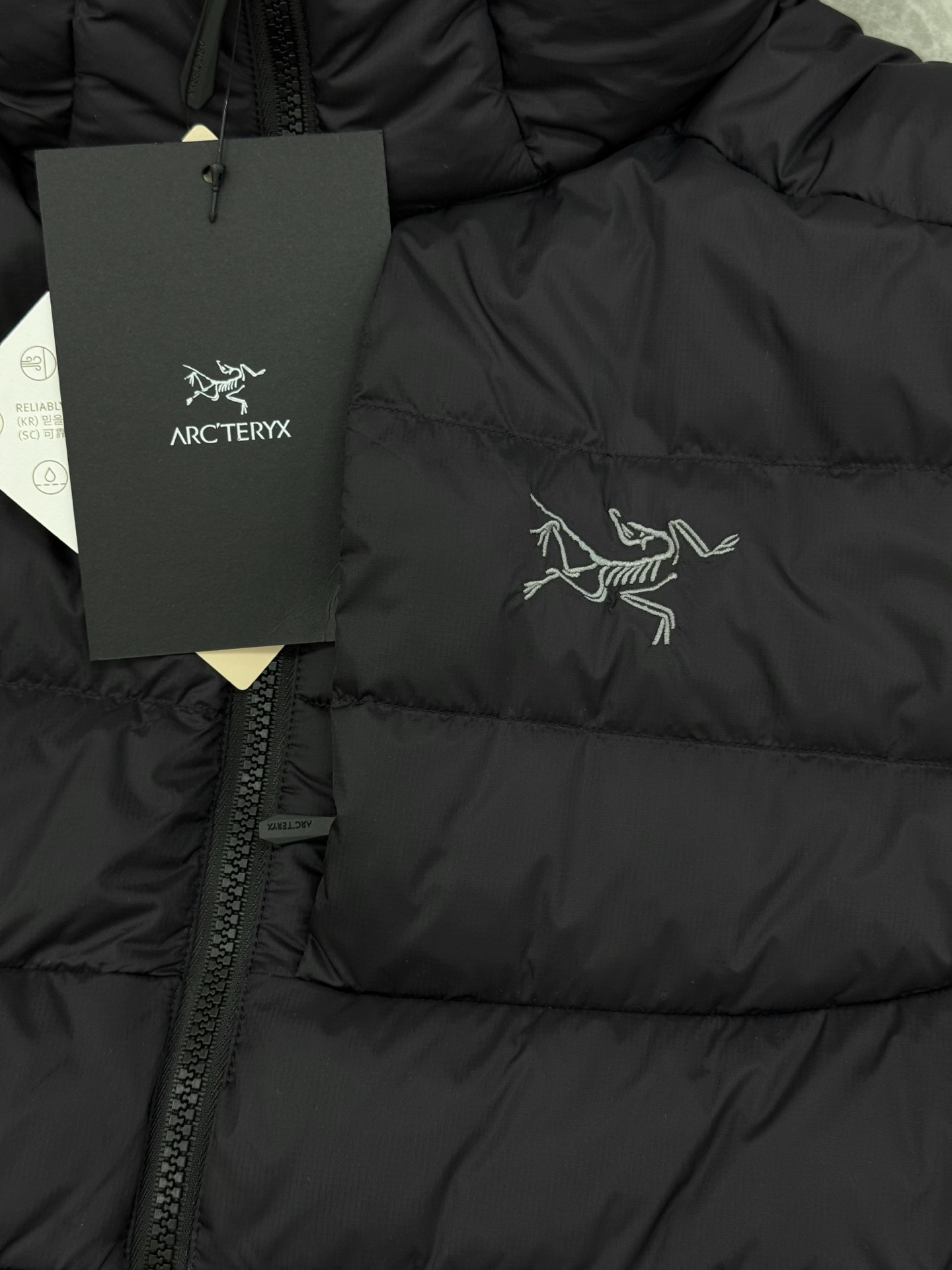 Arc'teryx始祖鸟 Thorium Hoody羽绒服，主打轻量保暖，适合户外和通勤。填充750蓬鹅