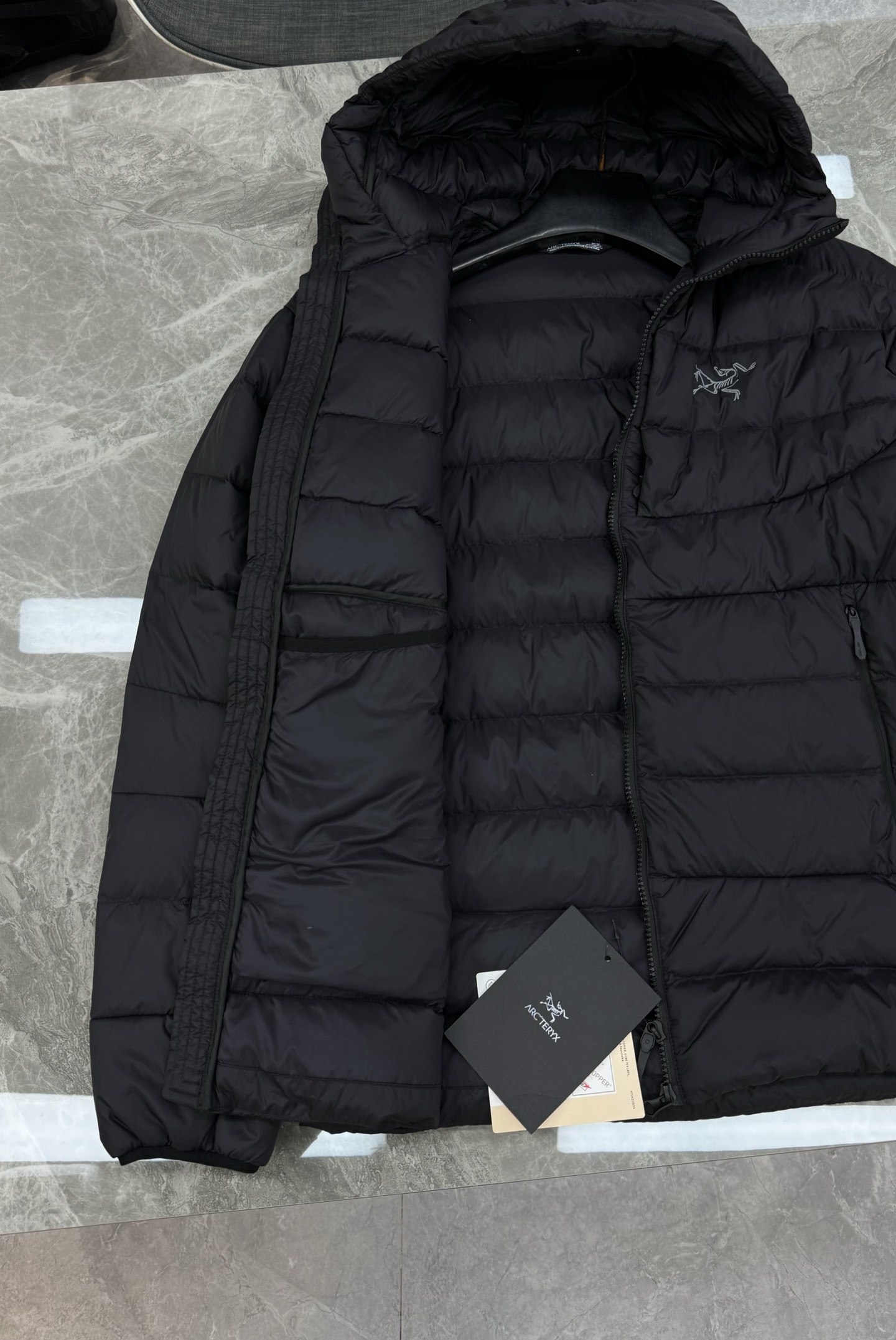 Arc'teryx始祖鸟 Thorium Hoody羽绒服，主打轻量保暖，适合户外和通勤。填充750蓬鹅