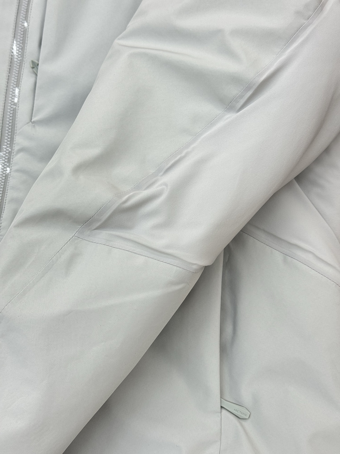 ARC’TERYX Solano Down羽绒软壳冲锋衣🆕原单推荐❤️防风防泼水，简约设计高定专业户外面